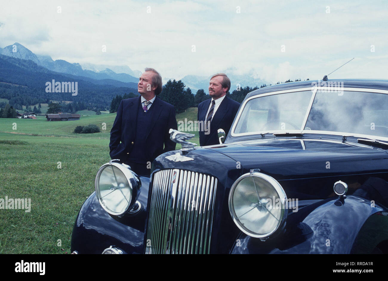 / Der porsche ténor Günther Wedel (RENÉ KOLLO) kommt nach langer Zeit au sein Heimatdorf zurück, um sich für den Kirchenorgel einzusetzen c der. Er genießt es, wieder einmal dans Heimat zu sein senneur. / EM / DFAZDFWEI , 162 / Überschrift : WEISSBLAUE GESCHICHTEN / D 1995 Banque D'Images