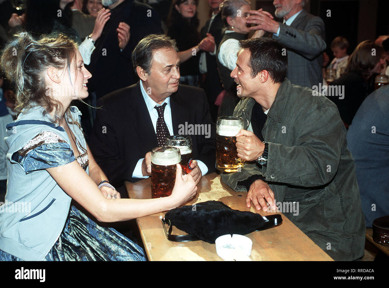 Bier - Anschlag auf das Oktoberfest - Commissaire Robert Stern (ANDREAS BRUCKER, r.) sitzt mit senneur Sœur Lisa (MARLENE MEYER-DUNKER) dans un Bierzelt. Trotz des Anschlags drohenden hat sich nicht Lisa dont abhalten lassen, auf das Oktoberfest zu gehen. Der Pariser Staranwalt Da Costa (ROGER HANIN) gesellt sich zu den beiden und sich nach dem erkundigt Stand der Ermittlungen. Regie : Gabriele Heberling / Überschrift : BIER - ANSCHLAG AUF DAS OKTOBERFEST / BRD 1999 Banque D'Images