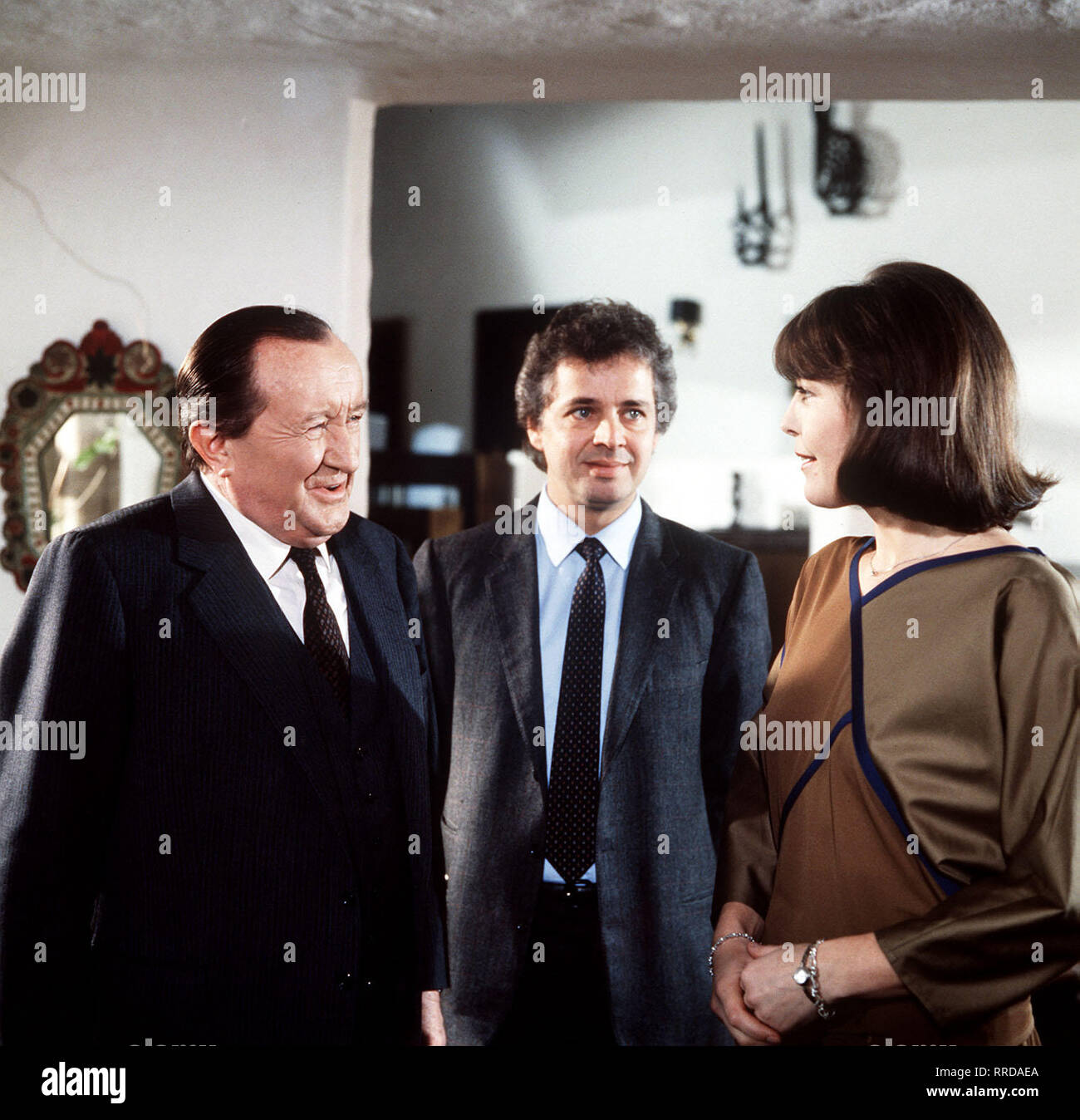 DER ALTE / Der Unbekannte im Spiel / Commissaire Erwin Köster (SIEGFRIED LOWITZ, l.) und Gerd Heymann (MICHAEL ANDE) wollen wissen, warum das sich eines Mädchens Foto in der Wohnung mit Verdächtigen befindet. Karin befragen Sie Amelung (THEKLA CAROLA WIED). / 30650 / / DFAZDFALT , 22Überschrift : DER ALTE / BRD 1984 Banque D'Images