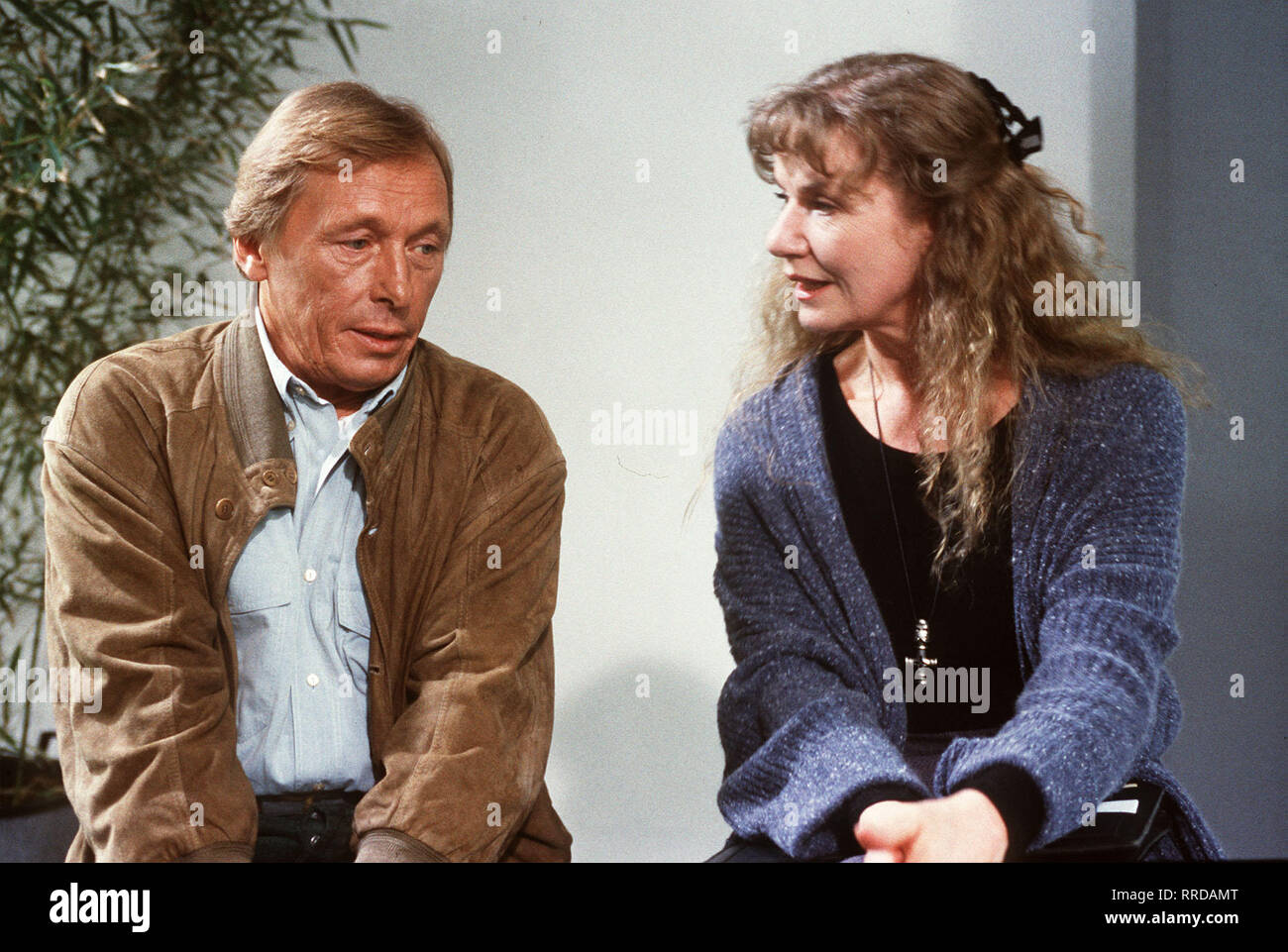 EIN FALL FÜR ZWEI / Eine offene Rechnung / Matula nimmt mit une session teil. / Voir mit CLAUS-THEO GÄRTNER (Matula) und PETRA (FAHMLÄNDER - Psychology) / 39662 / , DFAZDFEIN262 / Überschrift : EIN FALL FÜR ZWEI / D 1995 Banque D'Images