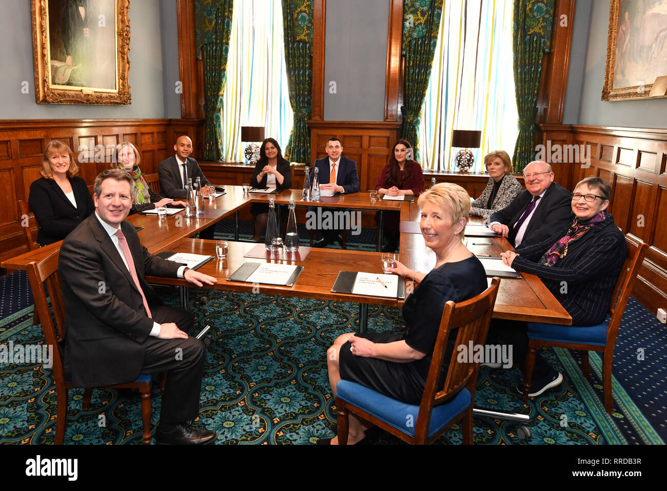 (Dans le sens horaire à partir de la gauche) Chris Leslie , Joan Ryan, Sarah Wollaston, Chuka Umunna, Heidi Allen, Gavin Shuker, Luciana Berger, Anna Soubry, Mike Baille, Ann Coffey et Angela Smith, comme les députés dans le nouveau groupe indépendant tiennent leur première réunion à One Great George Street à Londres. Banque D'Images