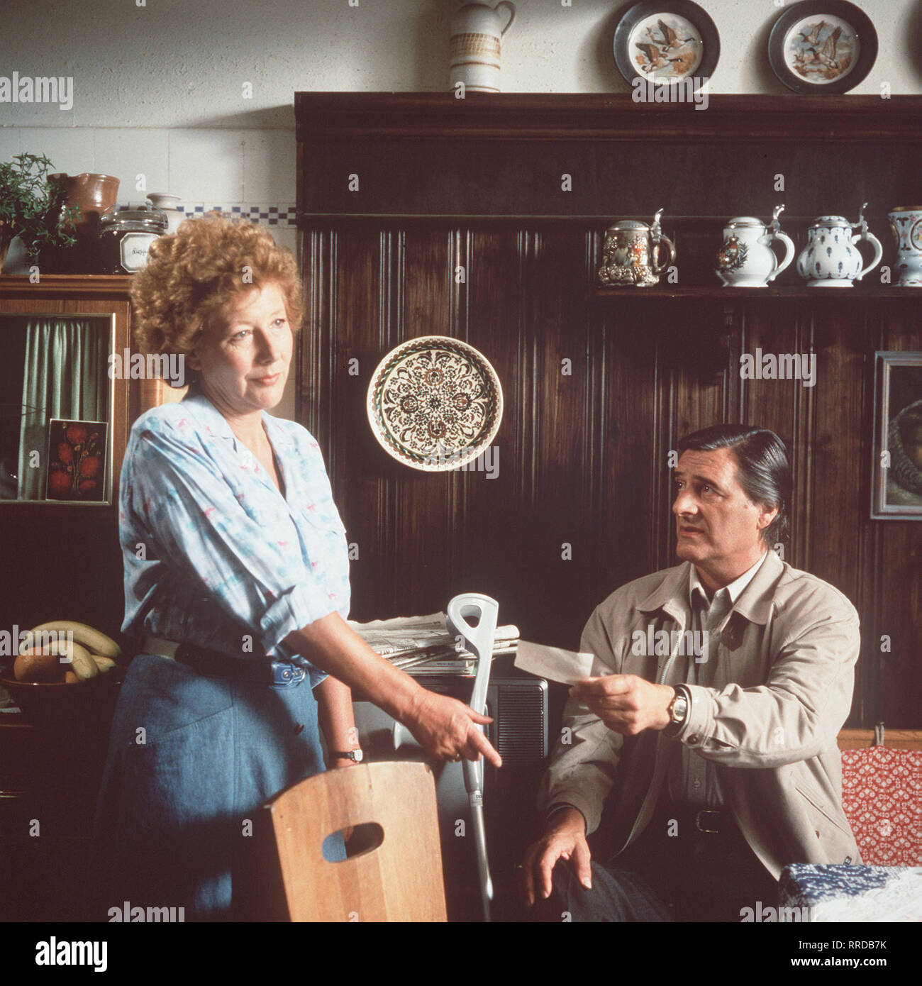 HAUSMEISTERIN / DIE Folge 12 : Mir geht's gut, auch wenn's mir schlecht geht Wieder einmal schüttet / Ex-Gatte Josef (HELMUT FISCHER) bei Martha (VERONIKA FITZ) sein Herz aus, um eine Versöhnung mit seinem 'Ilse-Hasi anzubahnen'. / 34063 / / DFAhausm , 01Überschrift : DIE HAUSMEISTERIN / BRD 1988 Banque D'Images