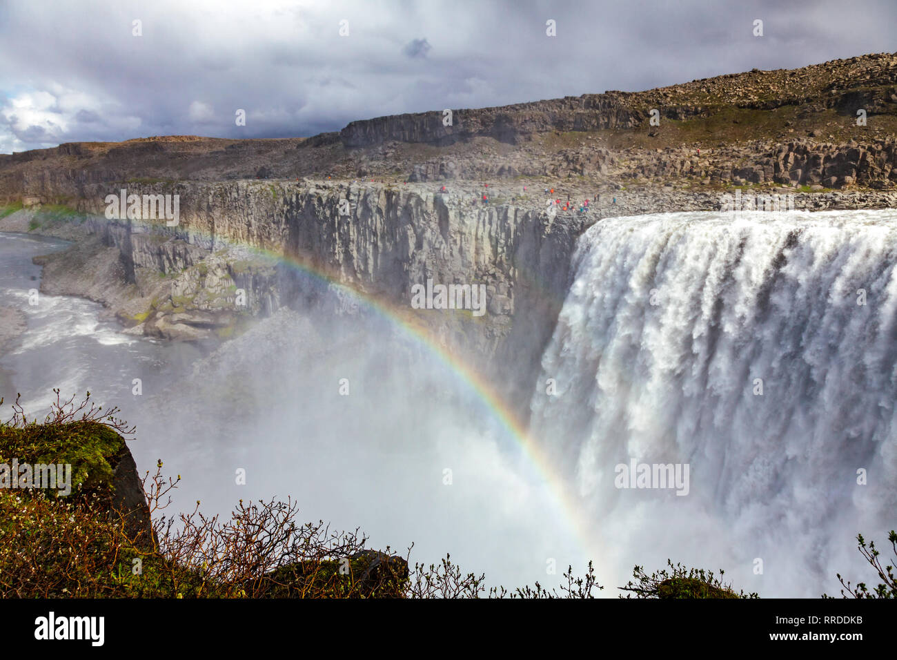 Cascade de Dettifoss sur le fleuve Jökulsá á Fjöllum, le parc national du Vatnajökull, la cascade la plus puissante d'Europe et d'attraction touristique populaire dans Banque D'Images