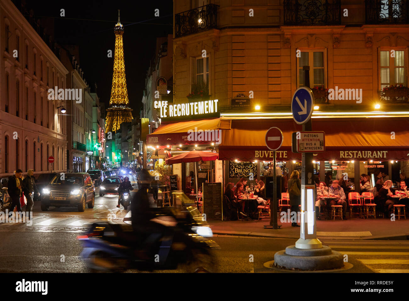 PARIS - 8 NOVEMBRE 2018 : Tour Eiffel illuminée la nuit et avec les gens de la rue et restaurant typique de Paris, France Banque D'Images