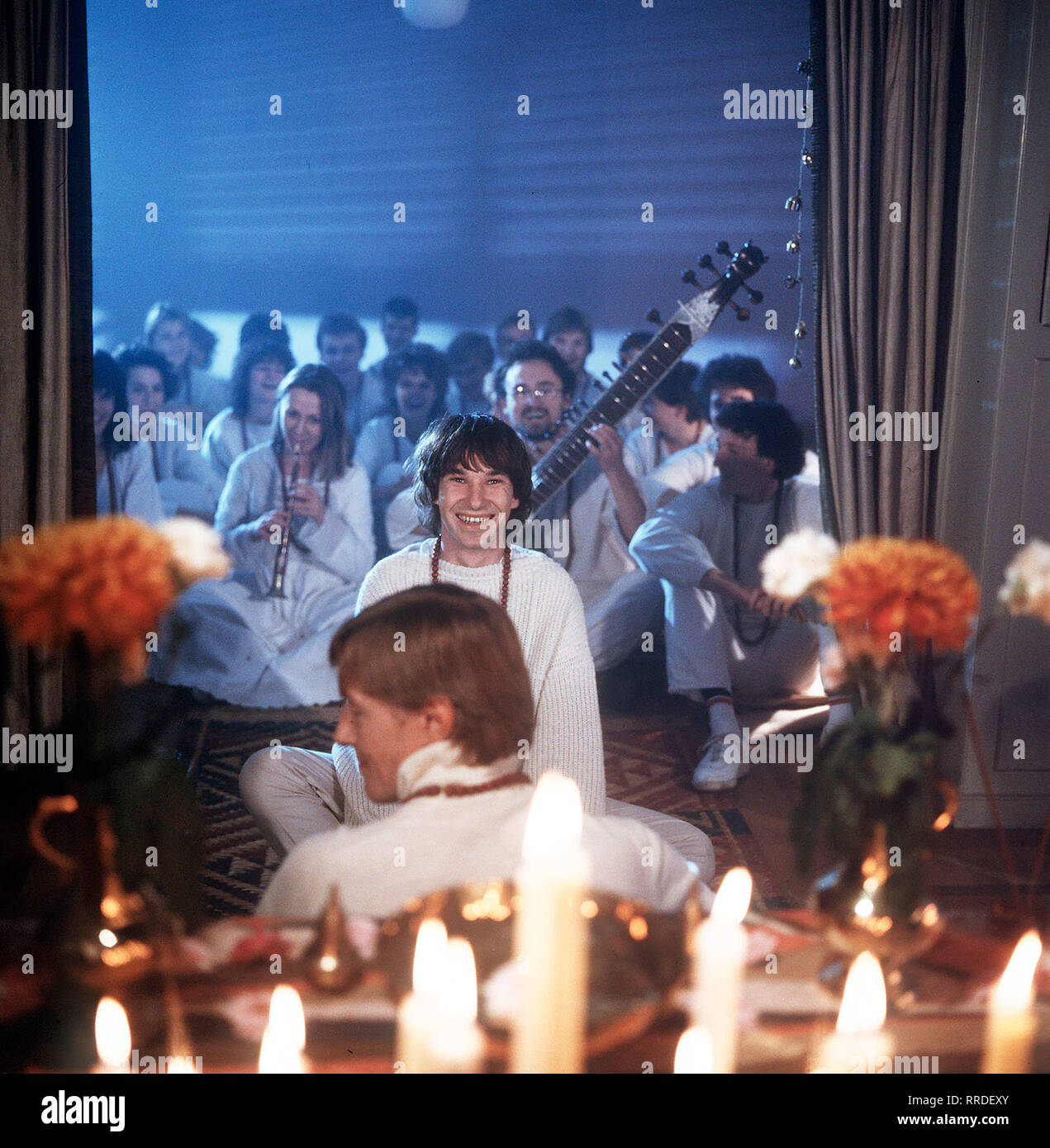 SOKO 5113- Foto : Peter (ROLAND MOMME JANTZ) wird in die Sekte aufgenommen. Regie : Kai Borsche aka. Dans die falsche Richtung / Überschrift : SOKO 5113 / BRD 1986 Banque D'Images