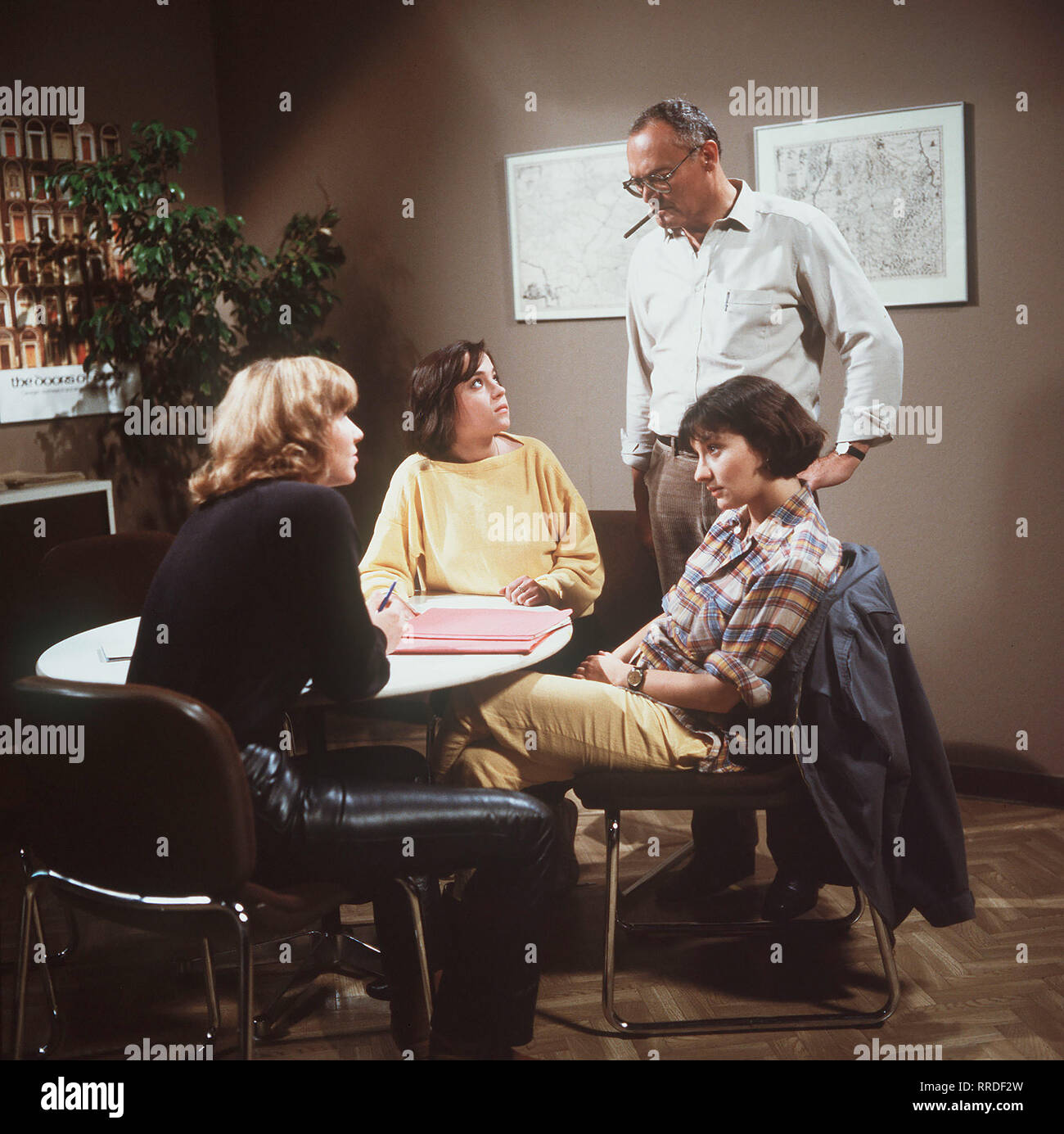 SOKO 5113- Die junge Martina wird tot in der Isar gefunden. Vage Spuren führen zu einem Erziehungsheim, die auf dem Beamten Martinas Freundin Anja treffen, die berichtet, Martina habe als Fotomodell cours de travail. Foto : Göttmann (WERNER KREINDL, l.) und 'Perri' Zellmann (ROLF SCHIMPF). Regie : Ulrich Stark aka. Herle sieht doppelt / Überschrift : SOKO 5113 / BRD 1986 Banque D'Images