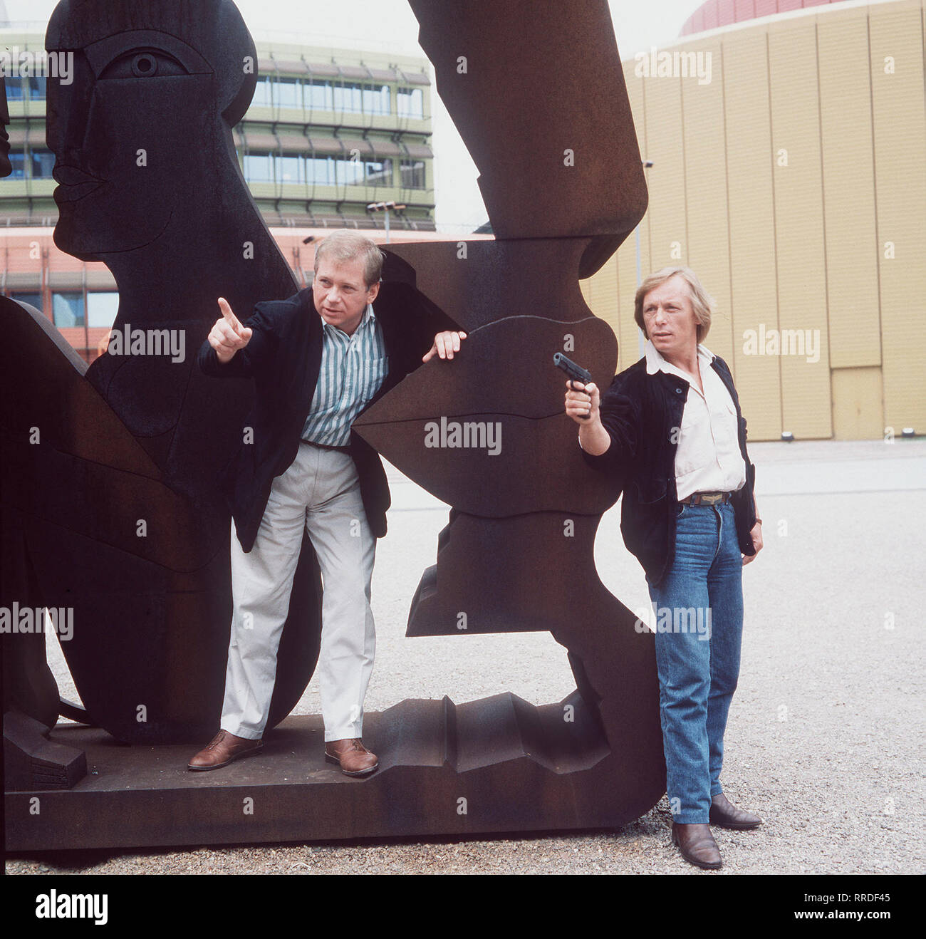 EIN FALL FÜR ZWEI / Alte Liebe / Dr. Francks Guinée Geliebte Alma Becker hat einen Mord beobachtet und wird nun von dem Täter verfolgt. / Voir : Le Dr Franck (RAINER HUNOLD) und Matula (CLAUS THEO GÄRTNER). / 34006 / DFAfall03 , 08/ Überschrift : EIN FALL FÜR ZWEI / BRD 1988 Banque D'Images