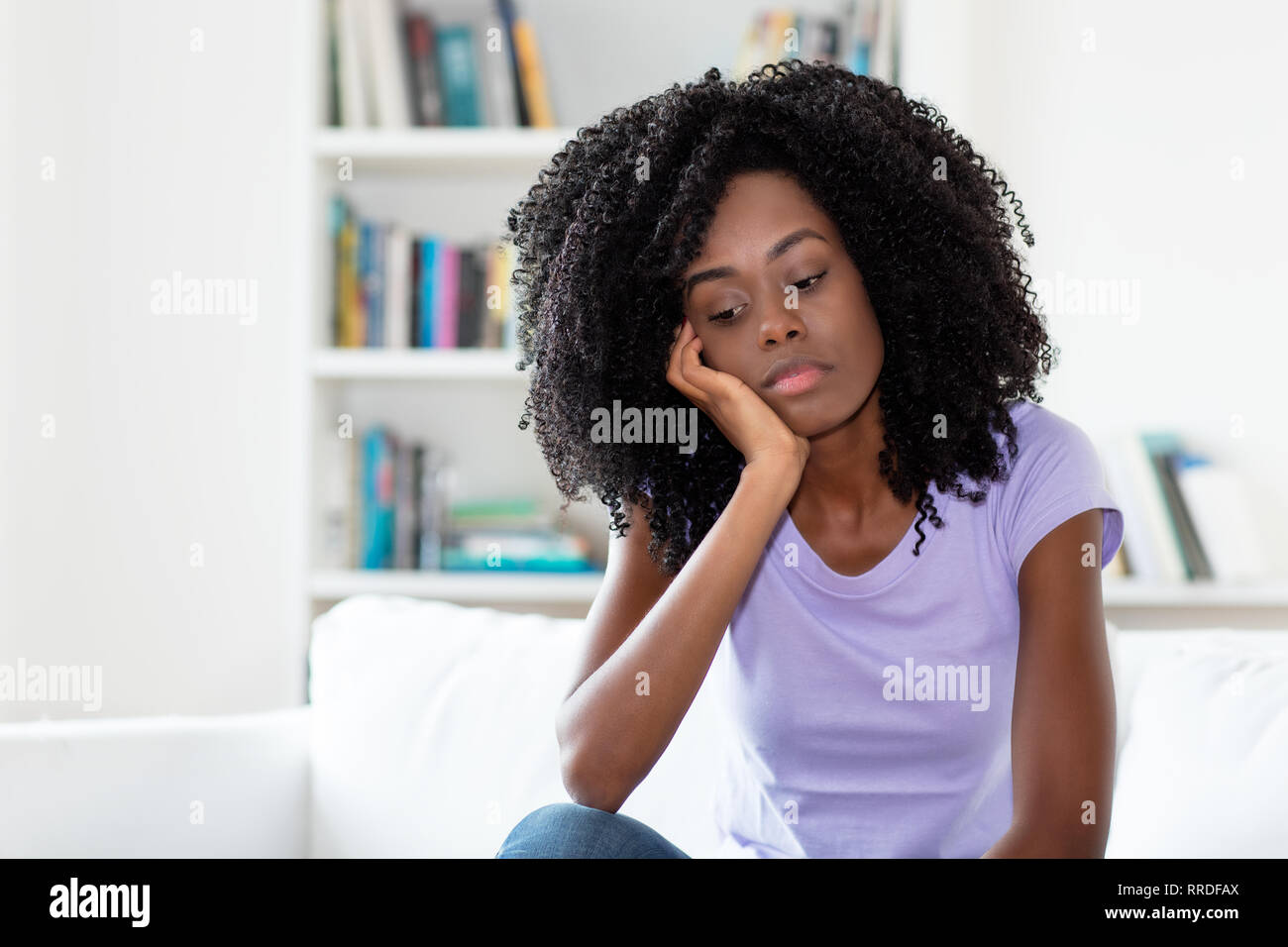 Triste et frustré african american woman indoors à la maison Banque D'Images