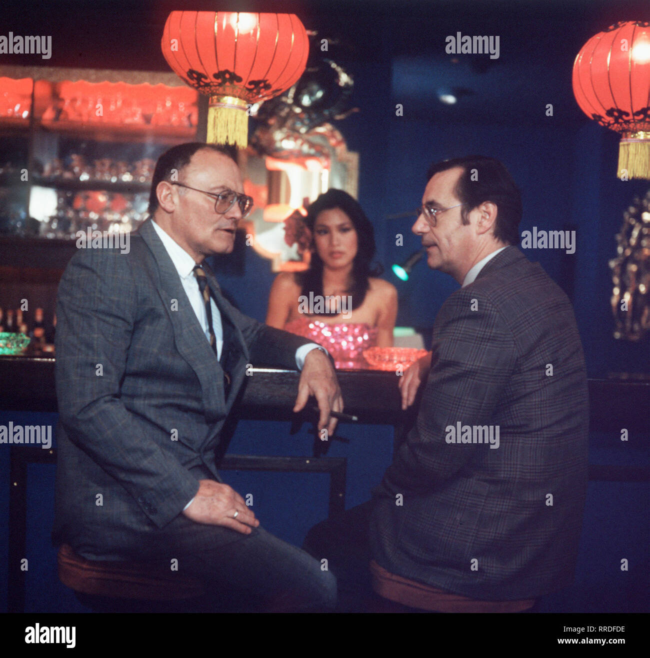 SOKO 5113- Foto vlnr. : voir mit WERNER KREINDL, ANKIE BELKE und Horst Schickl (WILFRIED KLAUS). aka. Das Versprechen / Überschrift : SOKO 5113 / BRD 1986 Banque D'Images