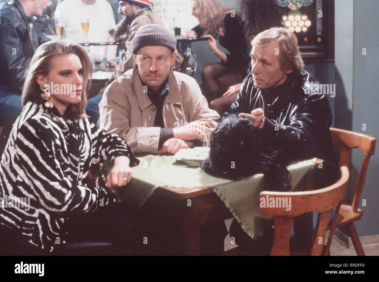 EIN FALL FÜR ZWEI / Scheine spielen schwarz / Matula (CLAUS THEO GÄRTNER) glaubt, die Gerd Schultheiss (HANS PETER KORFF) und seine Tochter Lissy (NELE Müller-STÖFEN) ihm etwas verschweigen. / 36542 / DFAFall , 142 / Überschrift : EIN FALL FÜR ZWEI Banque D'Images