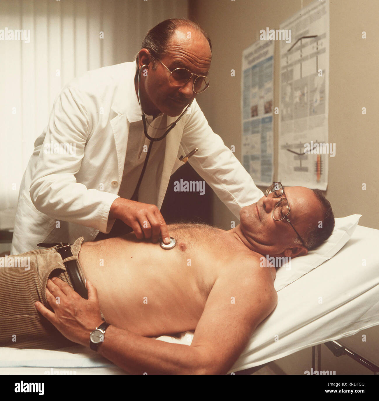 SOKO 5113- Falko und einem Briefträger Ronald stehlen mourir, Zustelltasche handy dans der Post vertrauliche Mitteilungen und erpressen die Adressaten. Die sache läuft bis, un intestin eines der Opfer Selbstmord begeht ... Foto : Dr. Werner (REINHARD GLEMNITZ) untersucht Göttmann (WERNER KREINDL), der dem stress zu schaffen macht. Regie : Ulrich Stark aka. Teilhaber Stille / Überschrift : SOKO 5113 / BRD 1986 Banque D'Images