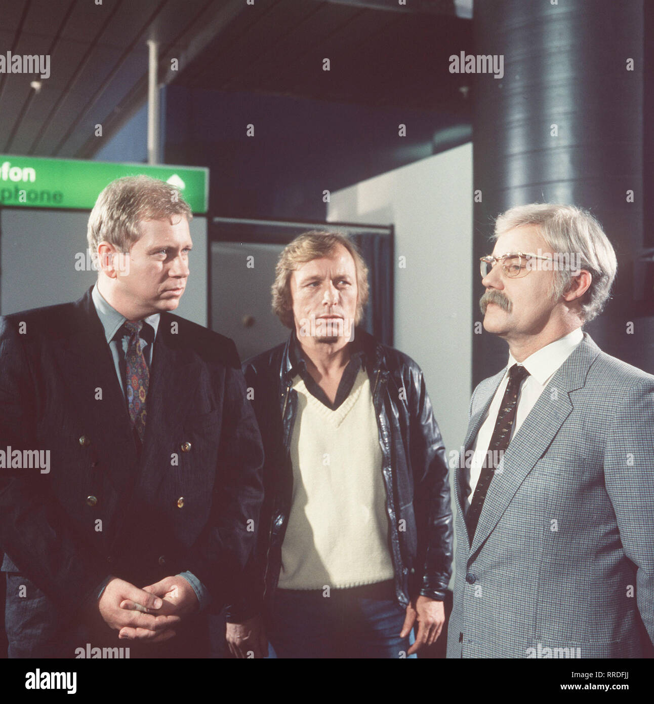 EIN FALL FÜR ZWEI / Der Mann auf dem Foto / Dr Franck (RAINER HUNOLD) und Matula (CLAUS THEO GÄRTNER) wollen Herbert Lersch, (EDGAR BESSEN) aus der Patsche helfen, der unter Verdacht steht, etwas mit einem spektakulären Banküberfall zu zu tun haben. / 34056 / DFAfall , 151 / Überschrift : EIN FALL FÜR ZWEI / BRD 1988 Banque D'Images