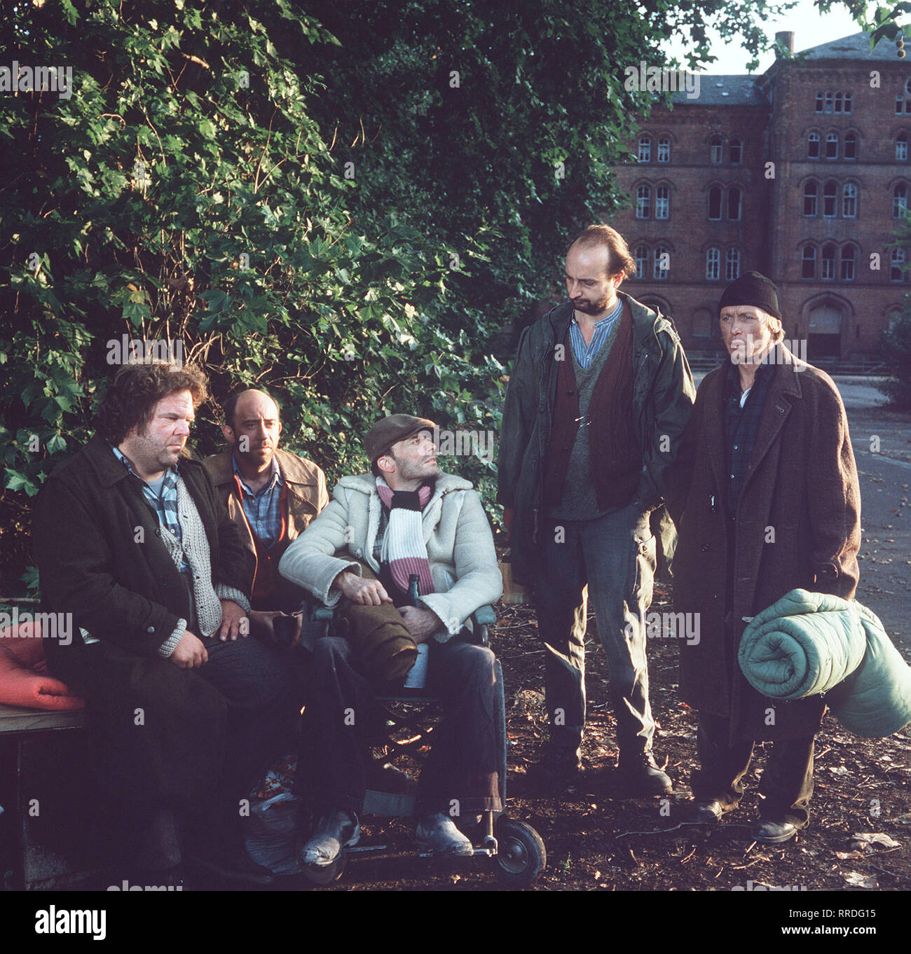 EIN FALL FÜR ZWEI / Tod im Schlafsack / Matula muß kurz nach gänzlichen Entwöhnung senneur vom Alkohol auf Wunsch von Dr. Franck die Kluft eines Penners anlegen und ins eintauchen Milieu, um den mord une einem Stadtstreicher aufzuklären. / Voir : Bora (ULRICH BERCHTENBREITER), DK, DK, Dome (MICHAEL SCHÖNBORN) und Matula (CLAUS THEO GÄRTNER). / 34353 / DFAfall , 201 / Überschrift : EIN FALL FÜR ZWEI / BRD 1989 Banque D'Images