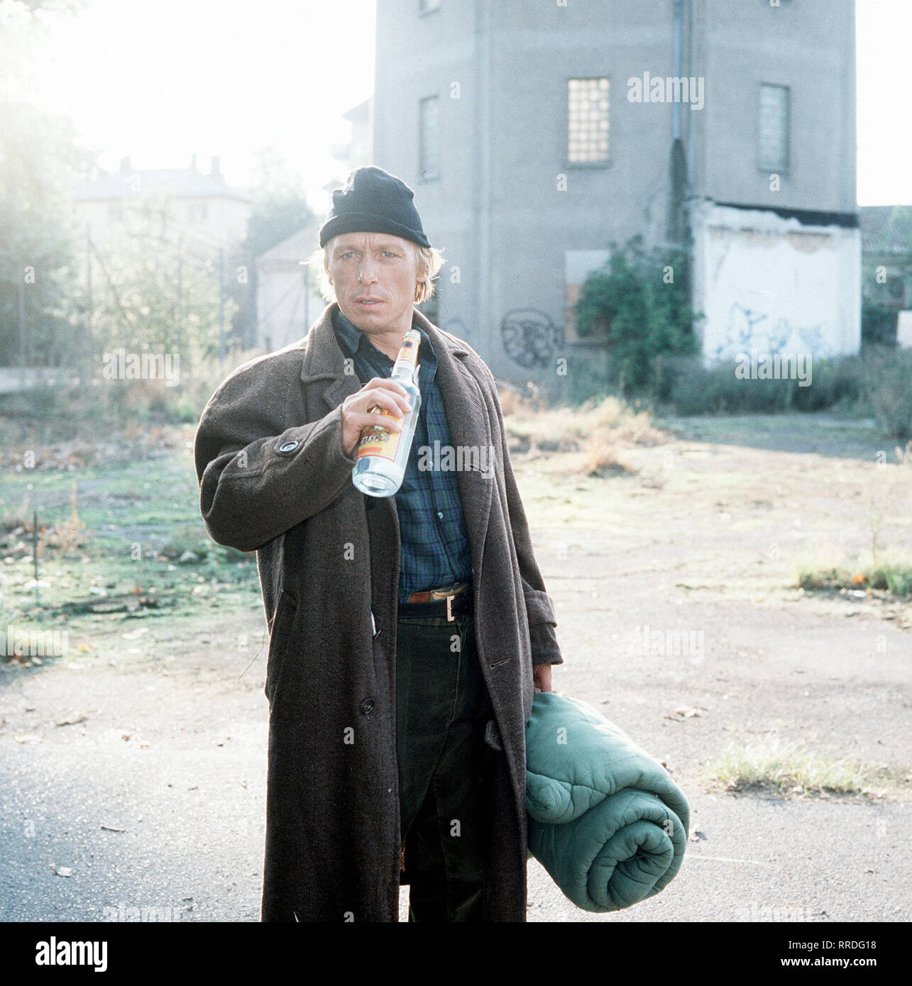 EIN FALL FÜR ZWEI / Tod im Schlafsack / Matula (CLAUS THEO GÄRTNER) muß kurz nach senneur gänzlichen Entwöhnung vom Alkohol auf Wunsch von Dr. Franck die Kluft eines Penners anlegen und ins eintauchen Milieu, um den mord une einem Stadtstreicher aufzuklären. / 34353 / DFAfall , 203 / Überschrift : EIN FALL FÜR ZWEI / BRD 1989 Banque D'Images