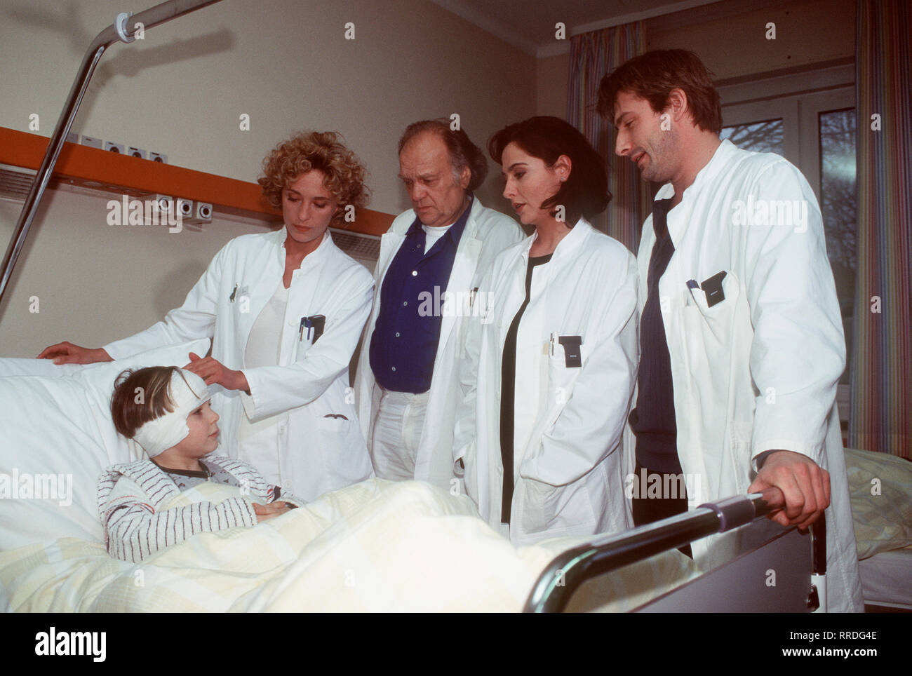 KINDERÄRZTIN LEAH- Voir mit einem Patienten, Dr.Patricia Dorn (Christine) Reinhart, Dr.Seifert (DIETER KIRCHLECHNER), Bernard Yerles und eine Sœur (FRÉDÉRIC JARRY) Régie : Hartmut Griesmayr aka. Am seidenen Faden 2 / Überschrift : LEAH KINDERÄRZTIN / BRD 1997 Banque D'Images