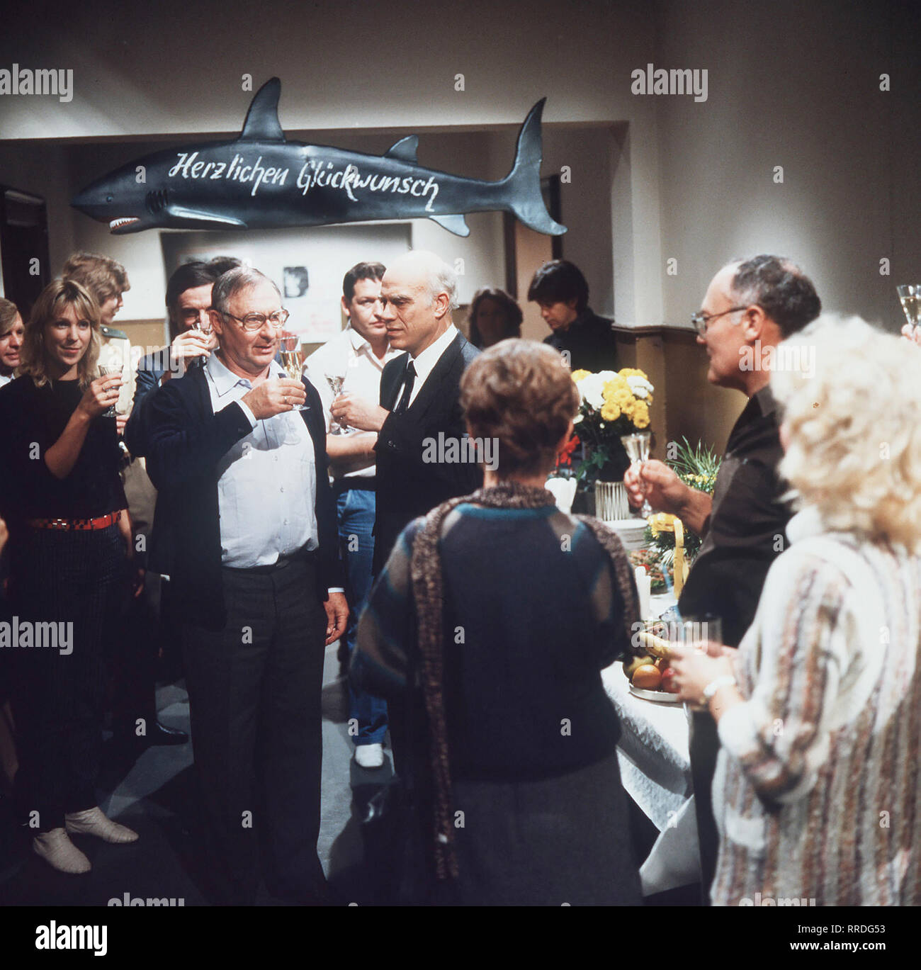 SOKO 5113 Zellmann (ROLF SCHIMPF) feiert seinen 50. Geburtstag Foto vlnr. : voir mit Bärbel Mattner (SABINE KAACK), Zellmann (ROLF SCHIMPF), Mayer (HERBERT FUX), Stanelle (HANS SCHULZE) und Karl Göttmann (WERNER KREINDL). Regie : Kai Borsche aka. Sichtvermerk / Überschrift : SOKO 5113 / BRD 1986 Banque D'Images