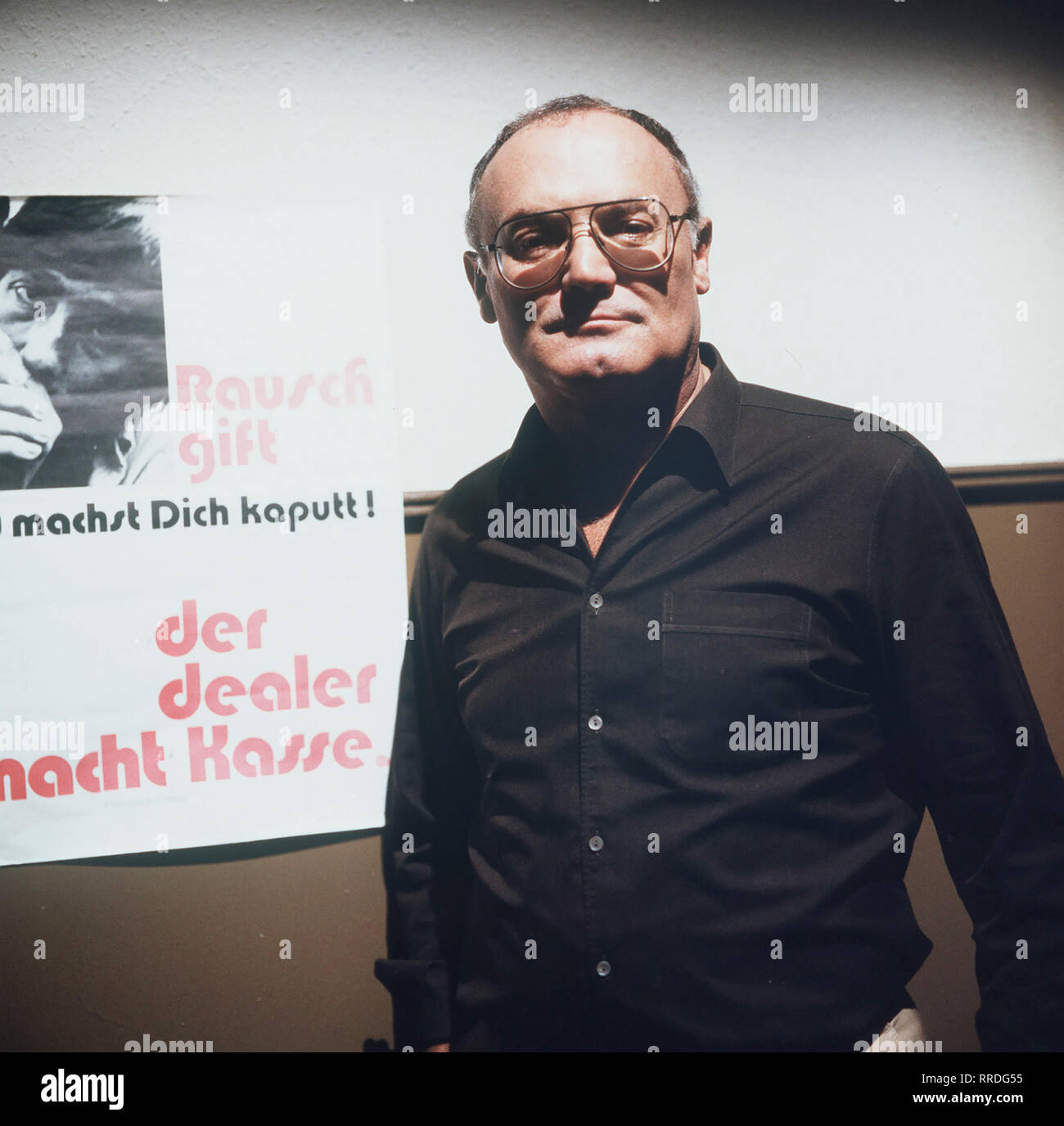 SOKO 5113 Folge : Sichtvermerk Foto : Der Leiter der, Sonderkommission Hauptkommissar Göttmann (Karl WERNER KREINDL). Regie : Kai Borsche aka. Sichtvermerk / Überschrift : SOKO 5113 / BRD 1986 Banque D'Images