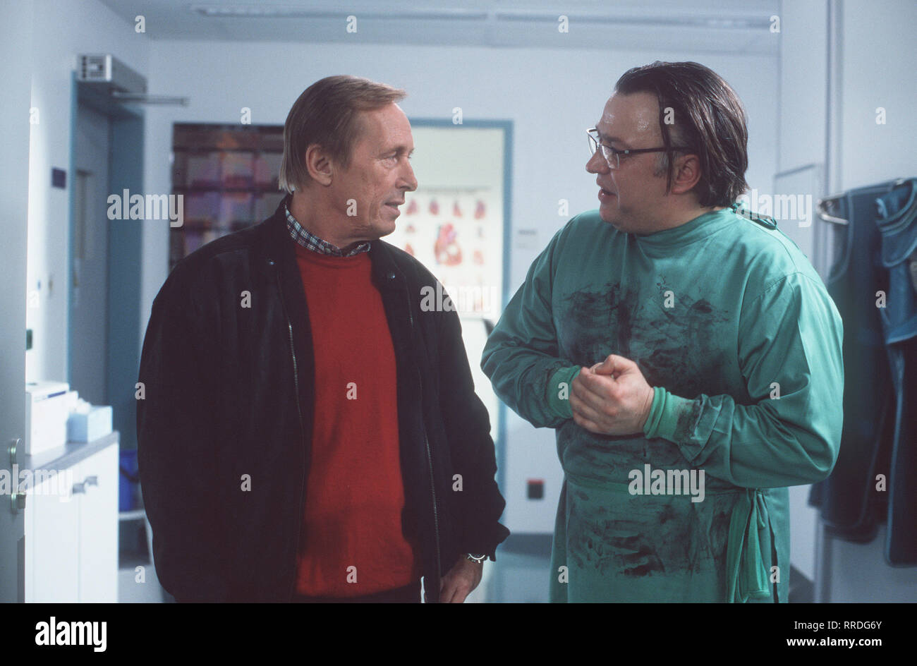 EIN FALL FÜR ZWEI / Spiel, Satz und Mord / Bei Ermittlungen Matulas wird offenbar die, le professeur Walz Rabatte für Herzkatheder gewirtschaftet dans die eigene Tasche hat... / CLAUS THEO GÄRTNER - Josef Matula, Bernd STEGEMANN - Professeur Walz / V / , 22DFAFall / Überschrift : EIN FALL FÜR ZWEI Banque D'Images