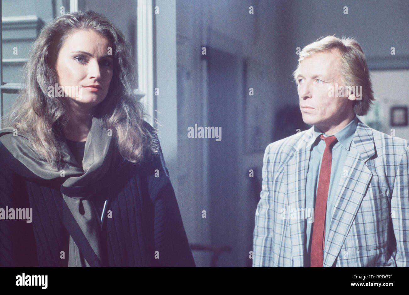 EIN FALL FÜR ZWEI / Folge : Zyankali / Dr. Franck erhält einen Hilferuf Rakowska Tamara von der polnischen, sennes Geliebten Freundes Horst Zoller. Zoller habe sich mit Zyankali umgebracht. Franck erteilt Matula den Auftrag, Vorleben Tamaras unter die Lupe zu nehmen. / Foto : Tamara (GRAZYNA DYLONG) und Matula (CLAUS THEO GÄRTNER). / 34200 / , 22DFAFall2 / Überschrift : EIN FALL FÜR ZWEI / BRD 1991 Banque D'Images