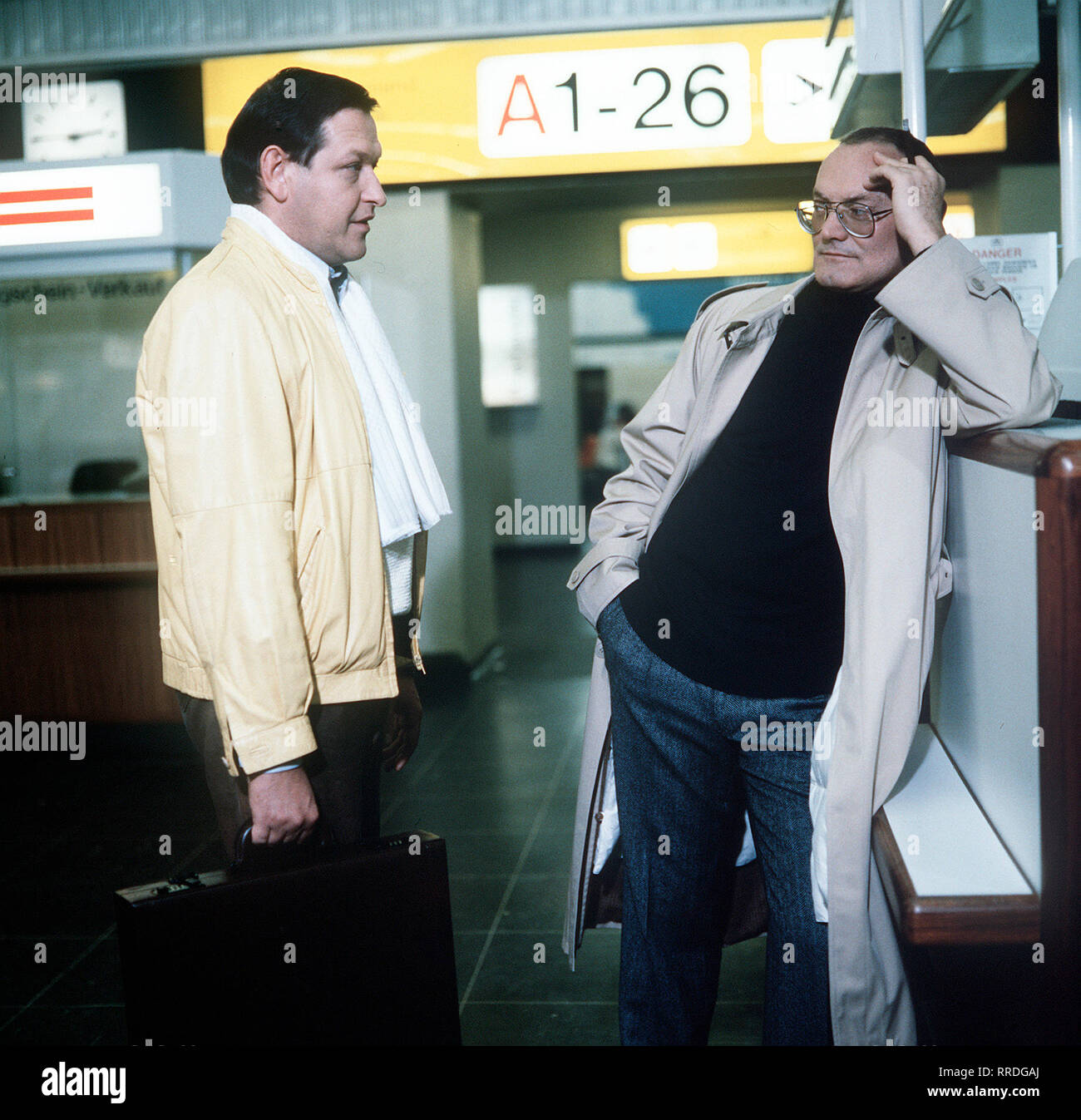 SOKO 5113 in einer Kiesgrube entdeckt werden zwei Tote. Bei einem wird ein Koffer mit l'Héroïne gefunden ; alles auf einen deutet geplatzten Drogen-Deal hin. Doch wo ist das Geld ? Herle Kollege (DIETHER Krebs, l.) verhält sich und merkwürdig Göttmann (WERNER KREINDL) sich fragt warum ? Aka. Finderlohn / Überschrift : SOKO 5113 / BRD 1986 Banque D'Images