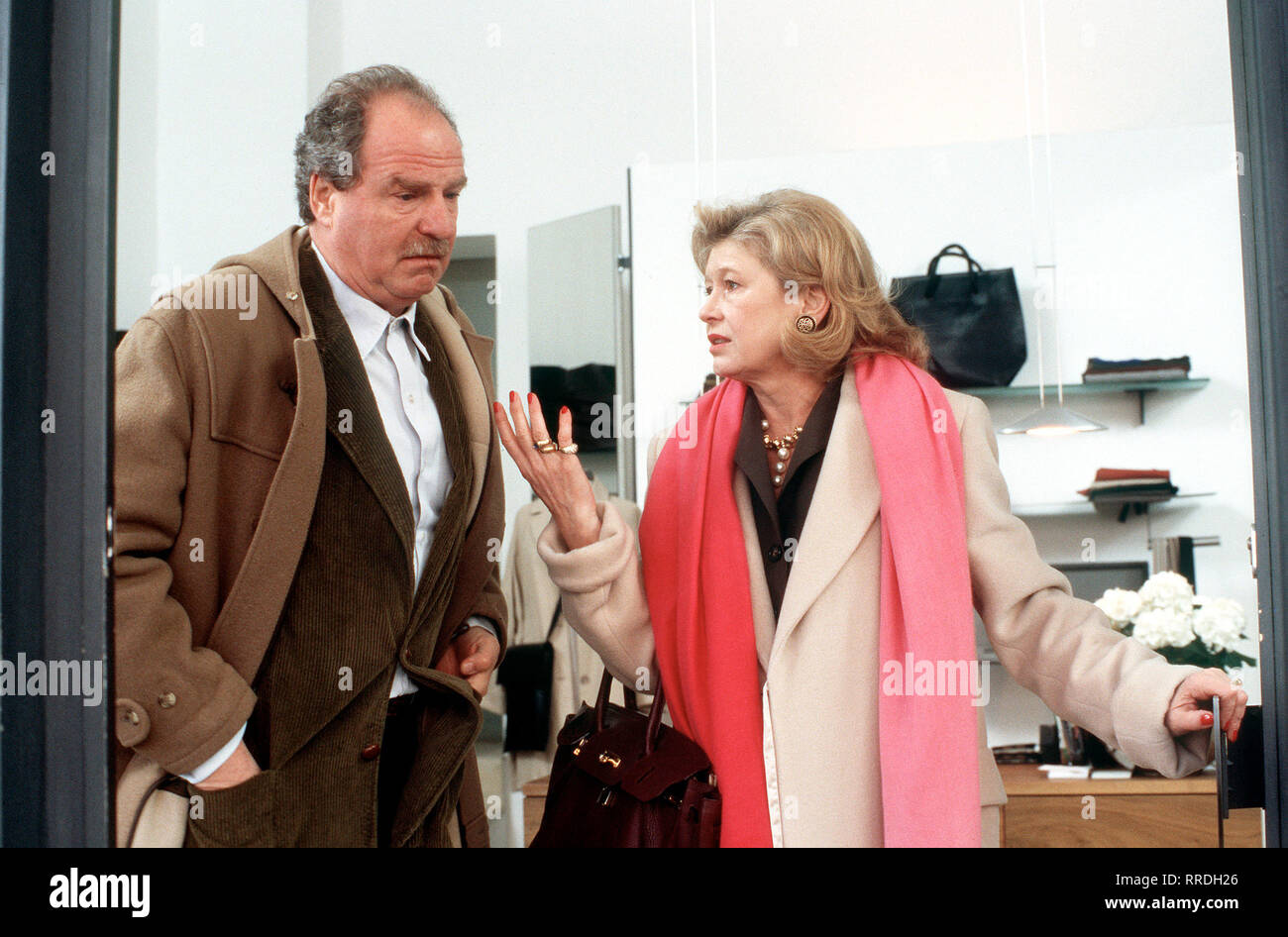 Monsieur FAST EIN Neue Serienfolge- : Der reiche Hotelier Christoph Reichenbach (Friedrich von Thun) weigert sich dem, Wunsch senneur Verwandschaft zu folgen und seinen Geburtstag feiern zu gebührend. Er seinen Ehrentag verbringt Stattdessen beim Skilaufen in den Bergen. Voir mit Christophs Sœur Cornelia (LISA KREUZER). Regie : Julian PÜlsler alias. Geiz oder Liebe / Überschrift : FAST EIN GENTLEMAN / BRD 2000 Banque D'Images