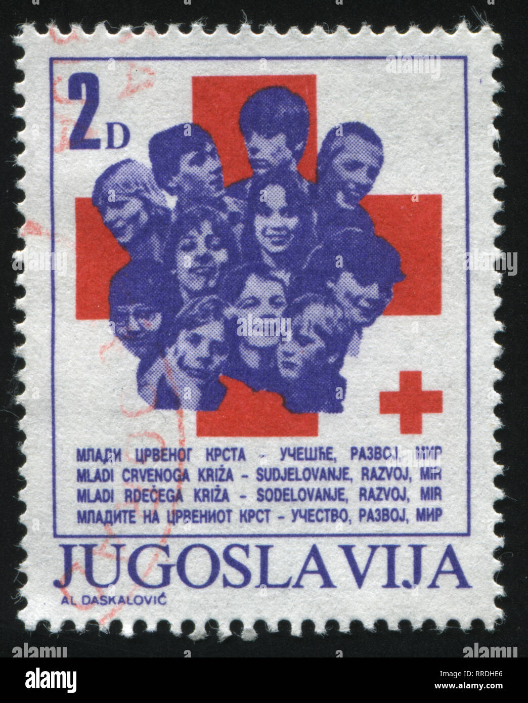 Russie KALININGRAD, 12 novembre 2016 : timbres en Yougoslavie, montre des enfants et de la croix rouge, vers 1966 Banque D'Images