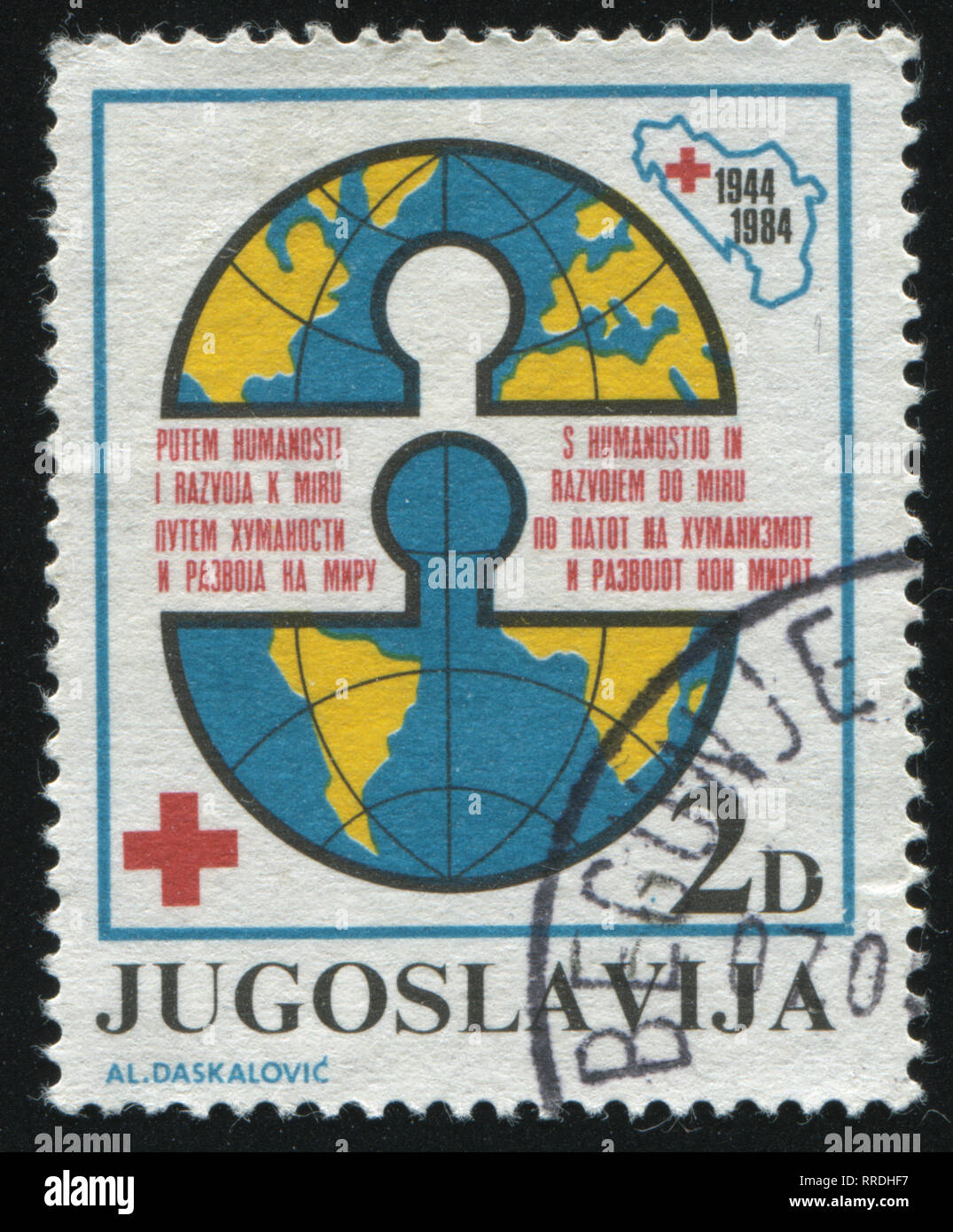 Russie KALININGRAD, 12 novembre 2016 : timbres en Yougoslavie, globe montre et de la croix rouge, circa 1984 Banque D'Images