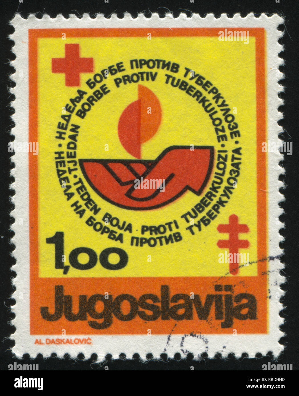 Russie KALININGRAD, 12 novembre 2016 : timbres en Yougoslavie, montre la main et une croix rouge, circa 1969 Banque D'Images
