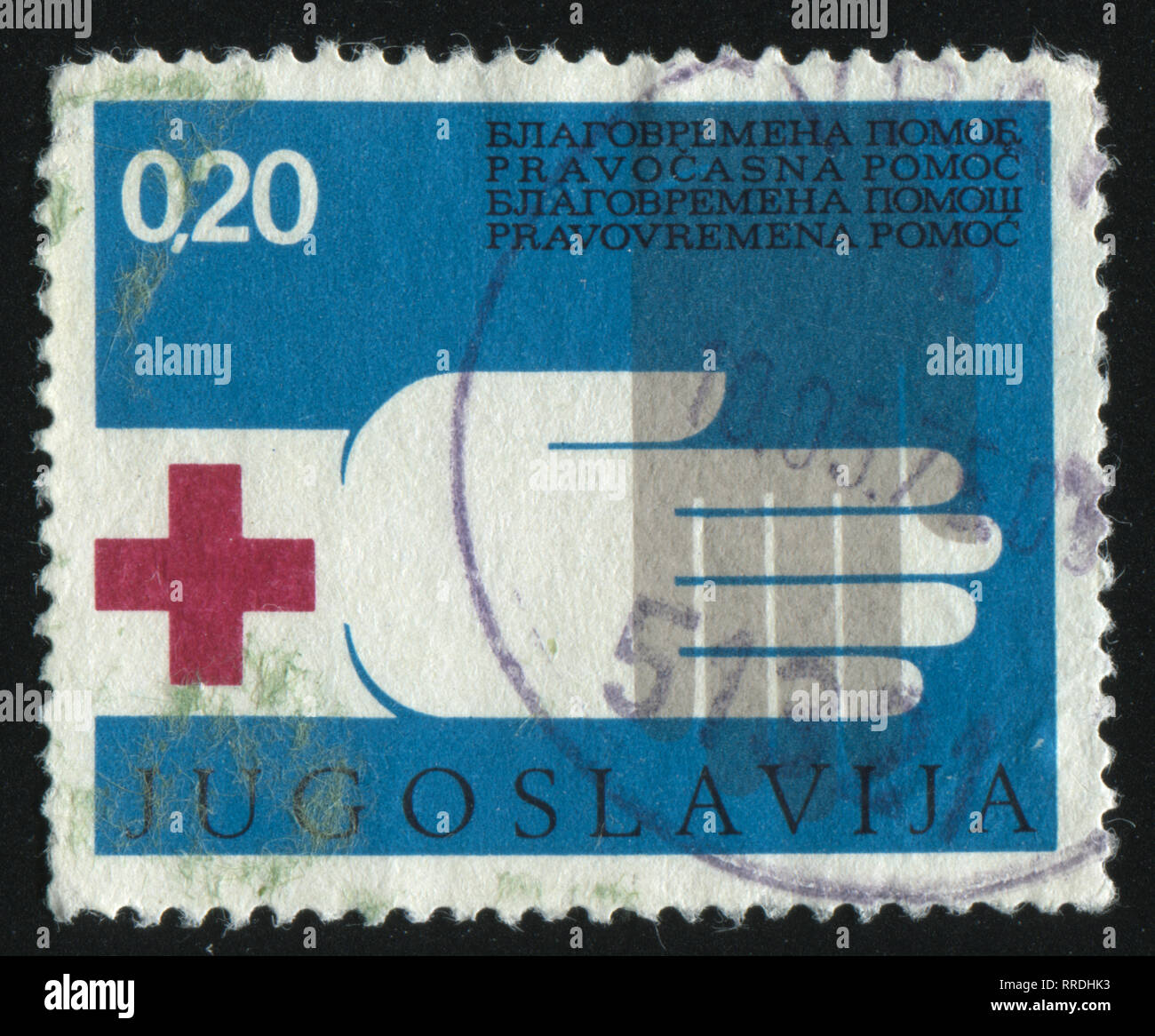 Russie KALININGRAD, 12 novembre 2016 : timbres en Yougoslavie montre, croix rouge, mains, circa 1975 Banque D'Images
