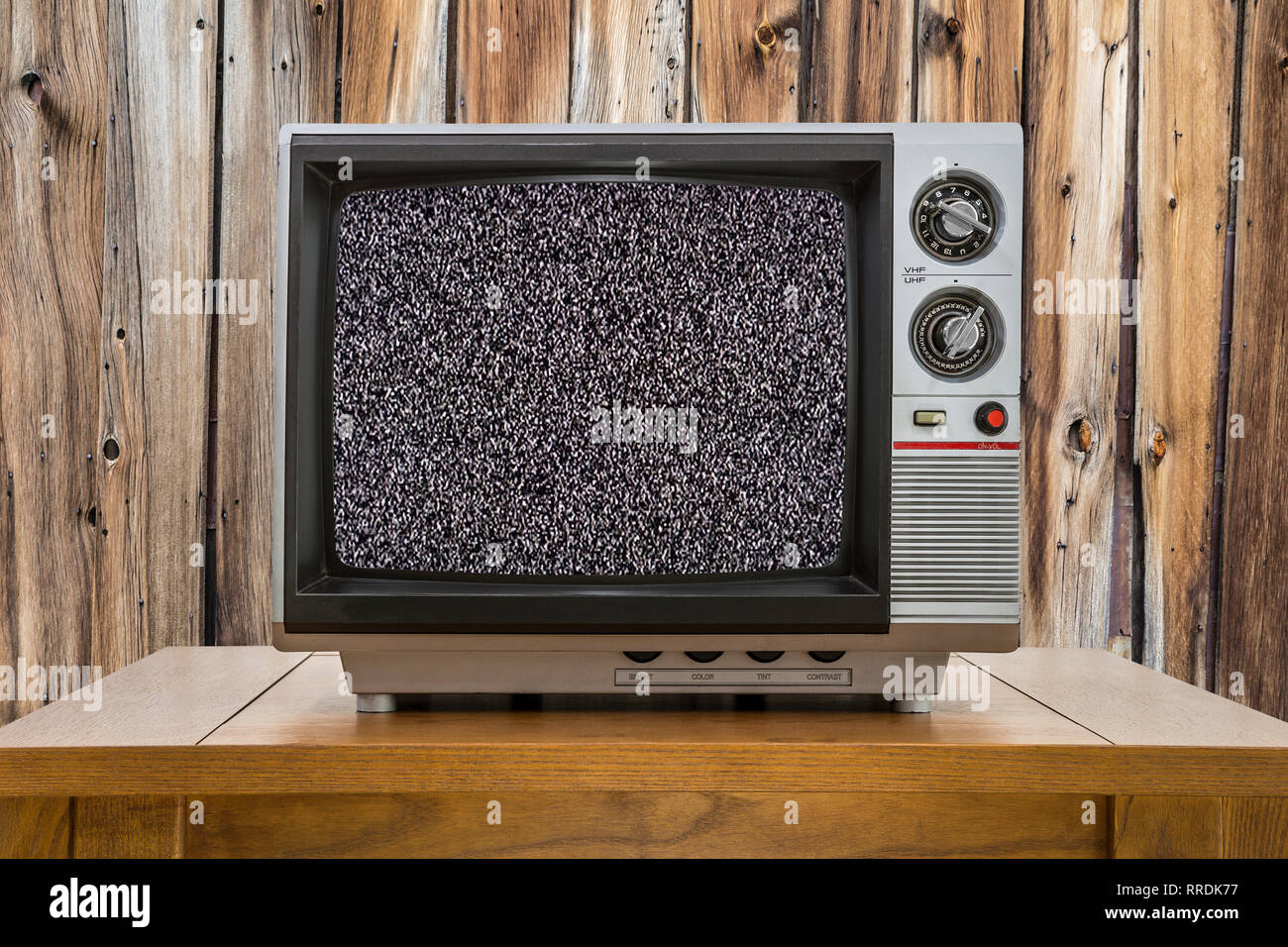 Vintage télévision portative sur table ancienne avec du mur et l'écran statique. Banque D'Images