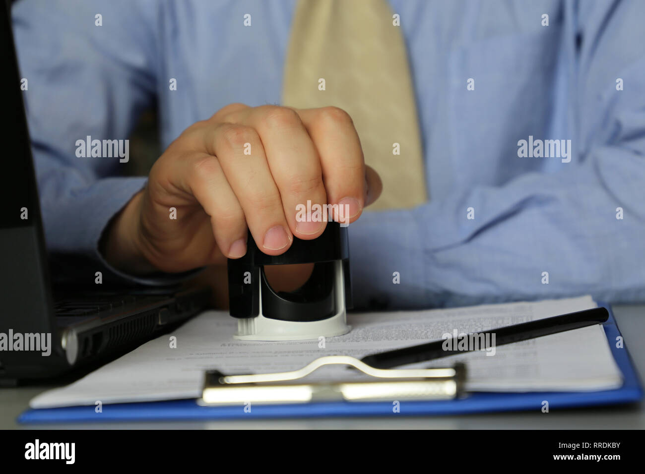 L'homme dans le bureau met un tampon sur les documents. Concept de l'autorisation officielle, gestionnaire, affaires, contrat, Banque D'Images