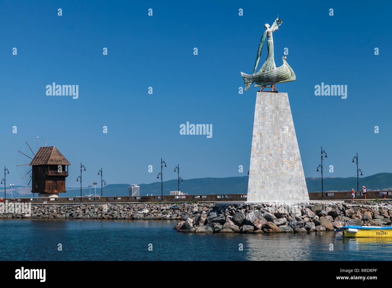 Nessebar, Bulgarie - 21 juillet 2014 : Paysage avec ancien moulin à vent et une statue de Saint Nicolas, de la vieille ville de Nessebar, côte de la mer Noire Banque D'Images
