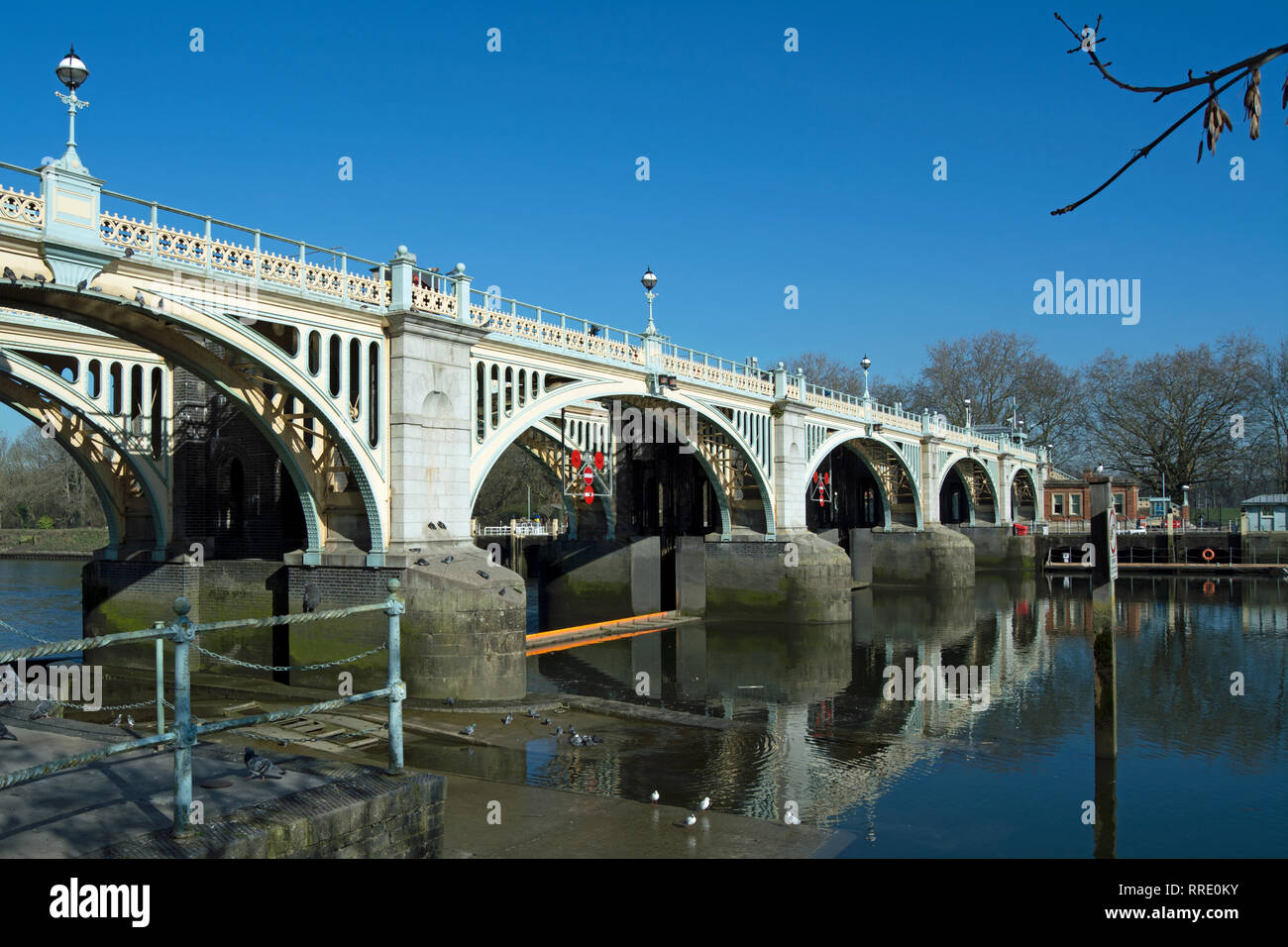 Passerelle de richmond reflète dans la Tamise à Richmond, Surrey, Angleterre Banque D'Images