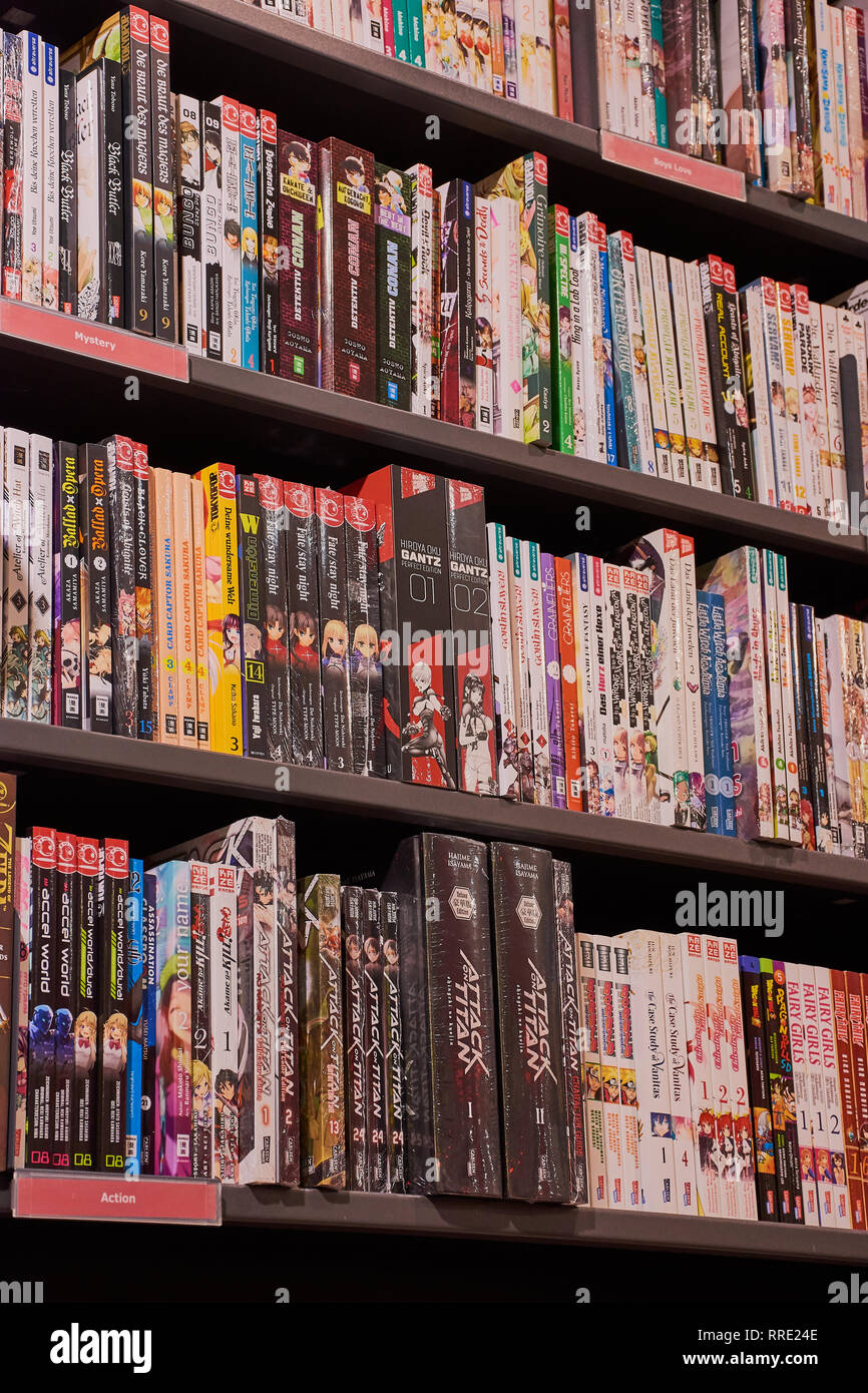 Mainz, Allemagne - 25 Février 2019 : Avis de manga graphiques japonais comic books dans une librairie allemande à Mayence. Banque D'Images
