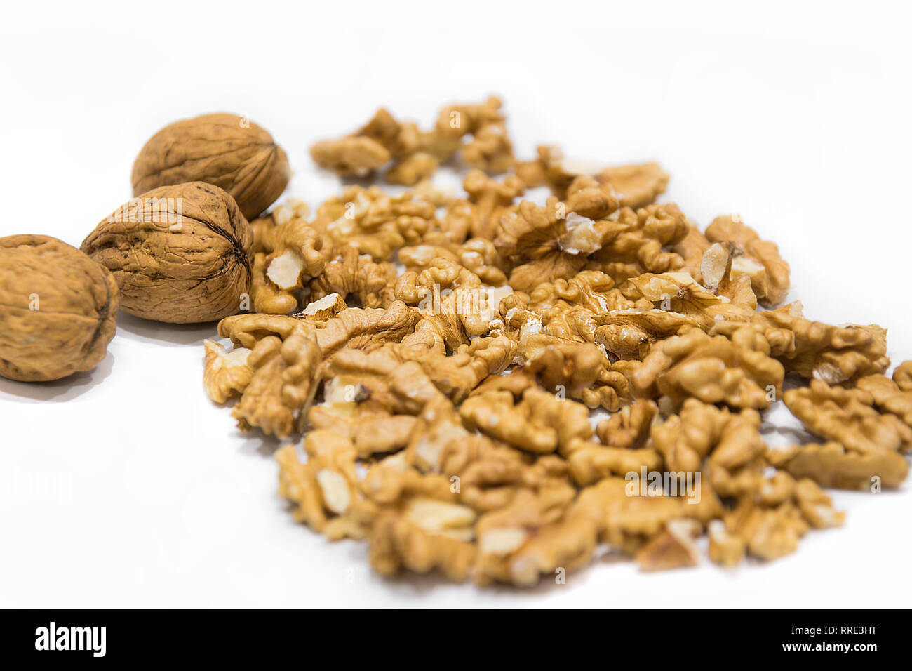 Les cerneaux de noix et l'ensemble de coquilles de macro closeup, isolé sur un fond blanc. Fruits secs Banque D'Images
