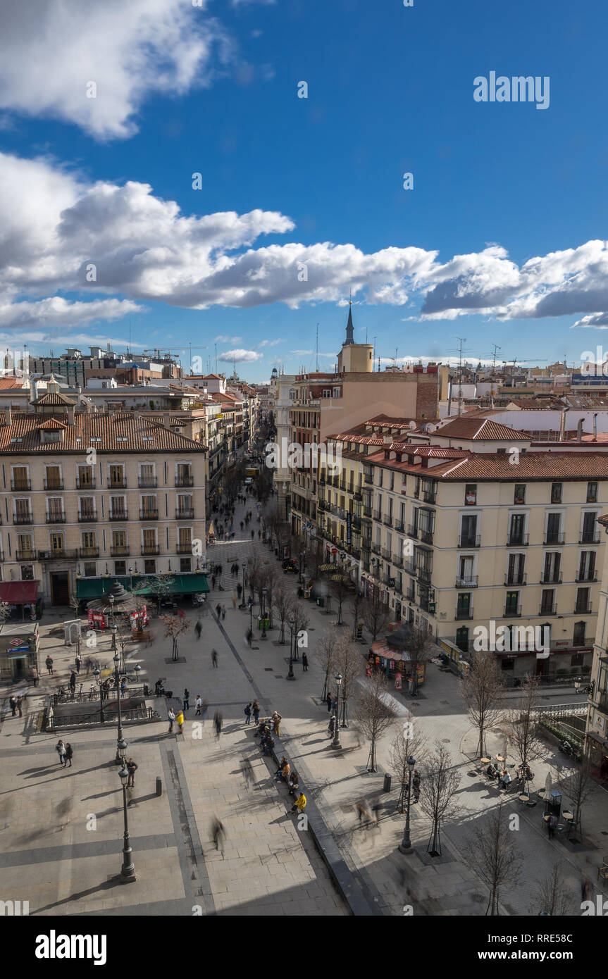 Madrid, Espagne - 26 janvier 2018 : Vue aérienne de Motion blurred people walking à Plaza de Isabel II, Calle Arenal Street et de la station de métro Opéra. Banque D'Images