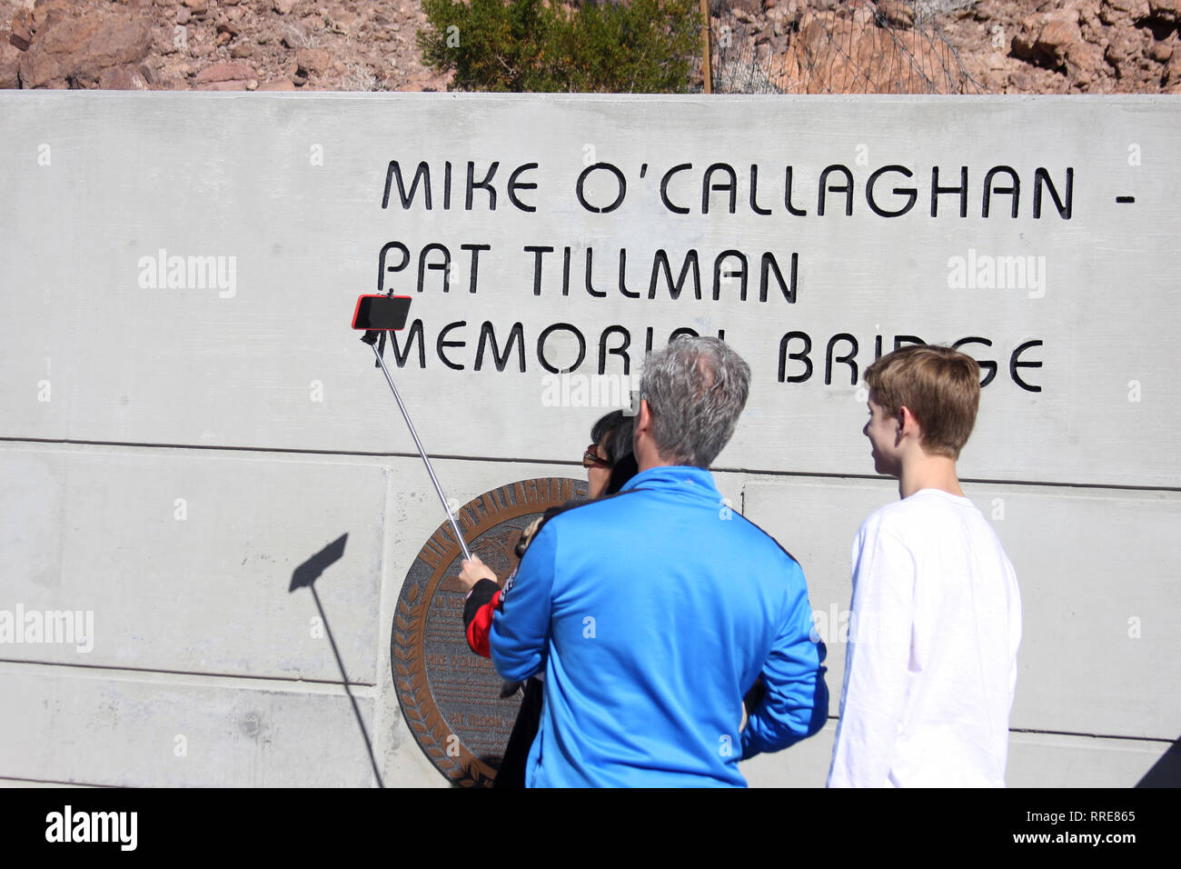 Famille prenant des photos sur le pont commémoratif Mike O'Callaghan–Pat Tillman sur la dérivation du barrage Hoover au Nevada, aux États-Unis Banque D'Images