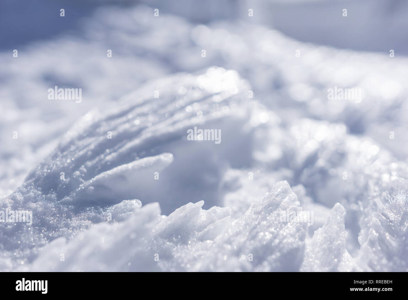 Sculpture de Glace. Close up d'un chemin gelé, belles stalactites de glace éclairée par le soleil d'hiver. Banque D'Images