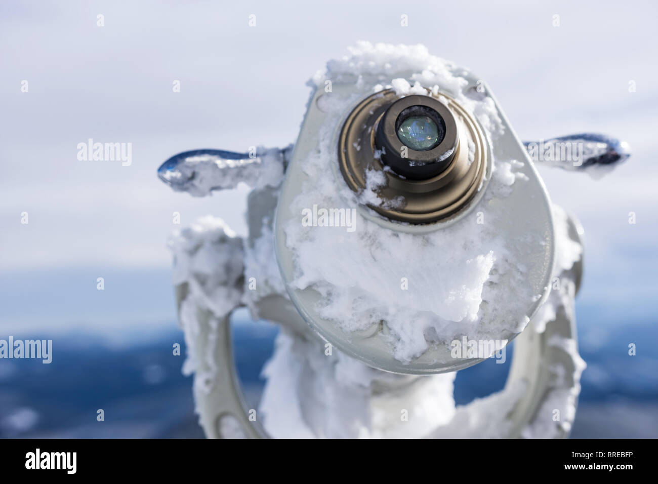 Un gros plan sur les mains d'un homme congelé, réglage d'un télescope. Les gousses de glace autour du corps en métal, un brouillard brumeux. La photographie de voyage, station de ski et d'hiver Banque D'Images