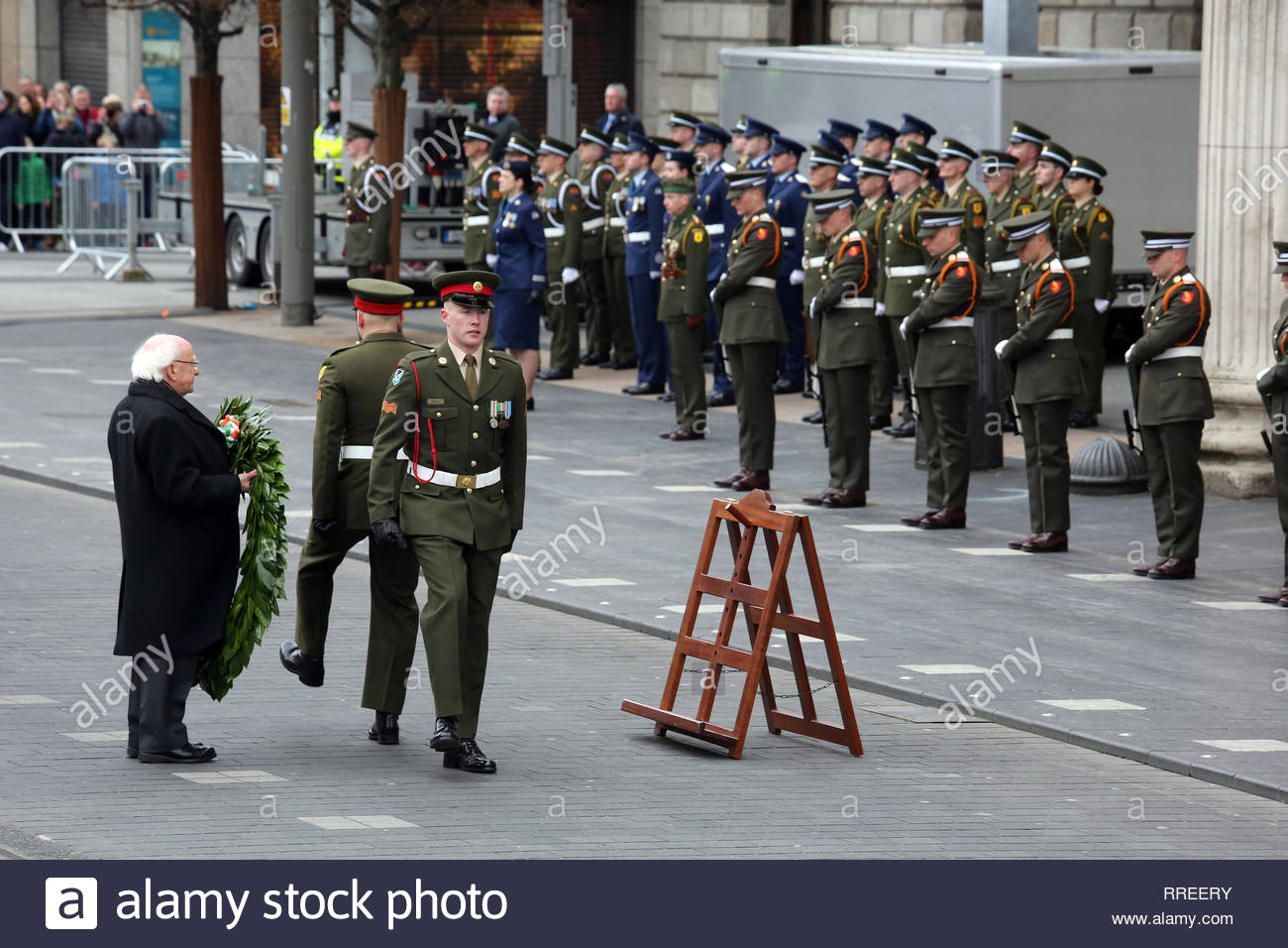 Michael D. Higgins, président de l'Irlande, se prépare à déposer une couronne de fleurs en face de l'objet Stratégie de groupe, à Dublin, à une cérémonie de commémoration, pour le 1916 à la hausse. Banque D'Images