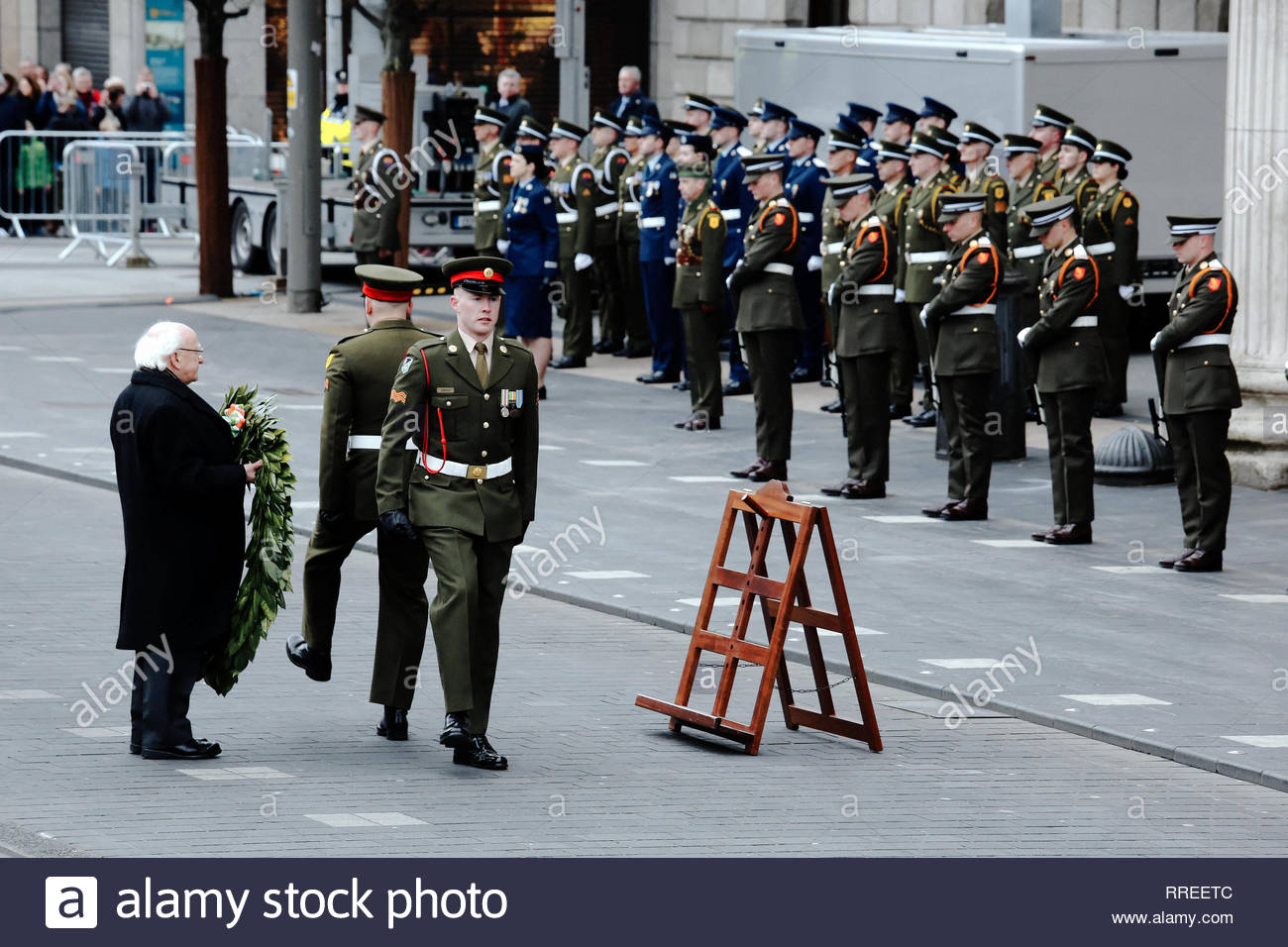 Michael D. Higgins, président de l'Irlande, se prépare à déposer une couronne de fleurs en face de l'objet Stratégie de groupe, à Dublin, à une cérémonie de commémoration, pour le 1916 à la hausse. Banque D'Images