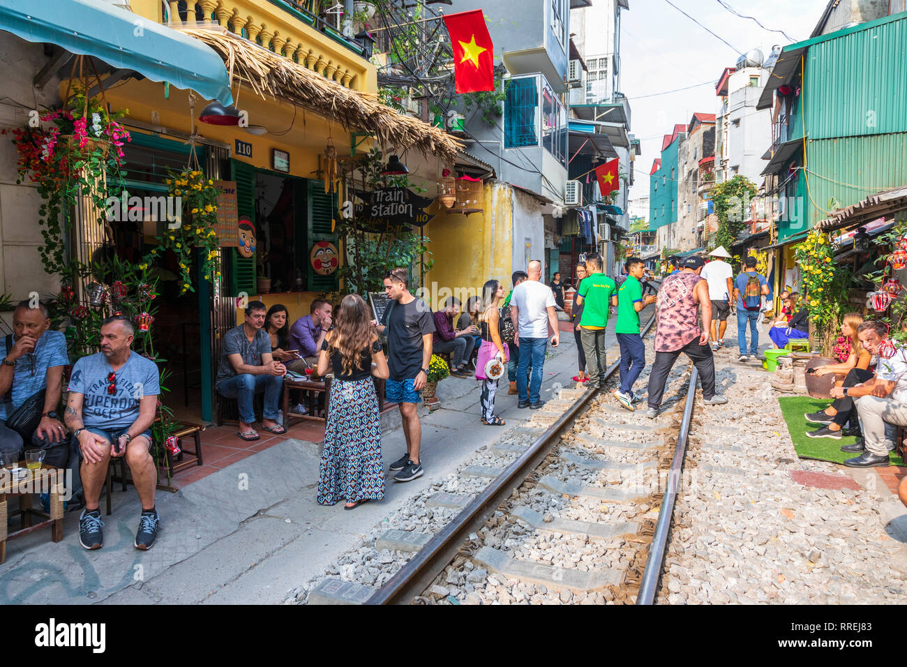 Vue de Hanoi street train entre Le Duan et Kham, rue fine dans vieux quartier de Hanoi, Hanoi, Vietnam, Asie Banque D'Images