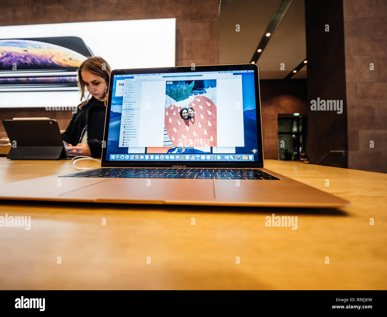 PARIS, FRANCE - Nov 8, 2018 : nouveau Apple MacBook Air ordinateur portable léger avec écran Retina et nouveau CPU - Apple Store voir jeune femme tests ainsi l'ordinateur portable Banque D'Images