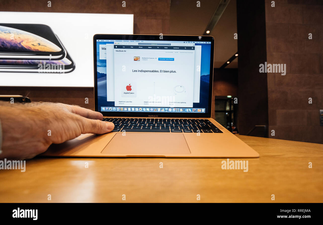 PARIS, FRANCE - Nov 8, 2018 : POV travailler sur le nouveau Apple MacBook Air ordinateur portable léger avec écran Retina et nouveau CPU Banque D'Images