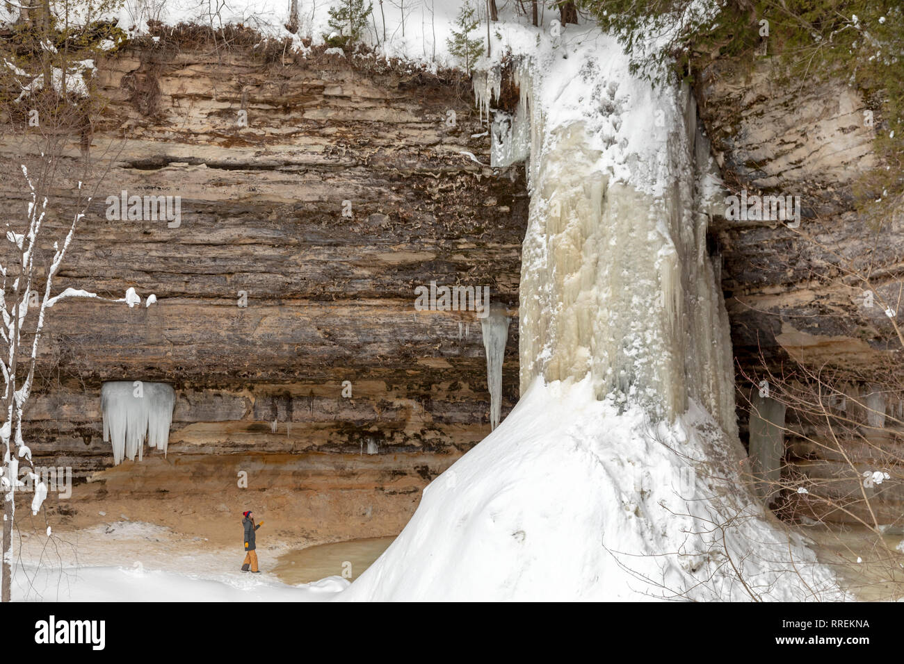 Munising, Michigan - Munising Falls en hiver, dans la région de Pictured Rocks National Lakeshore. Banque D'Images