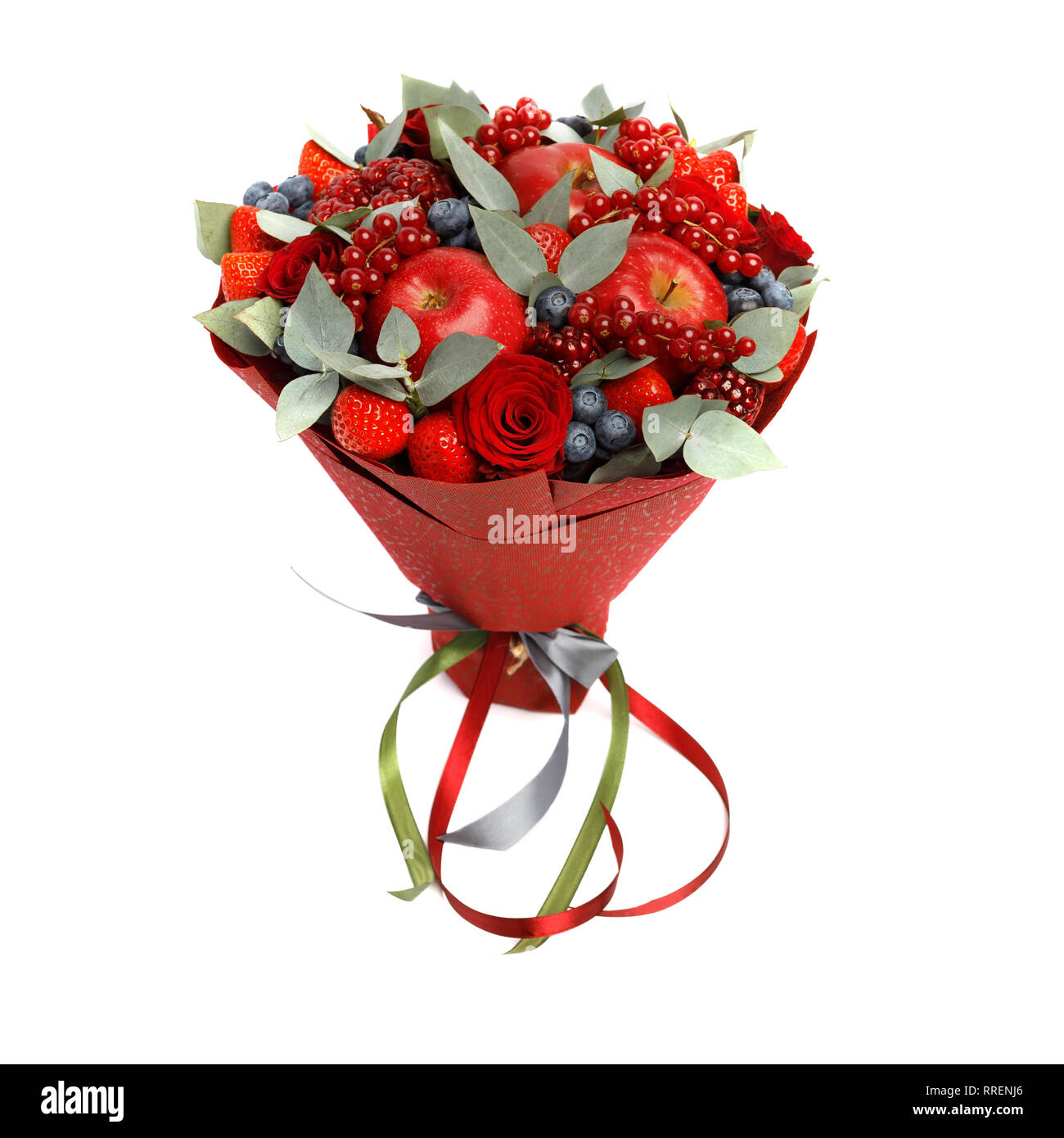 Belle comestibles rouge vif bouquet de fruits et de fleurs sur fond blanc Banque D'Images