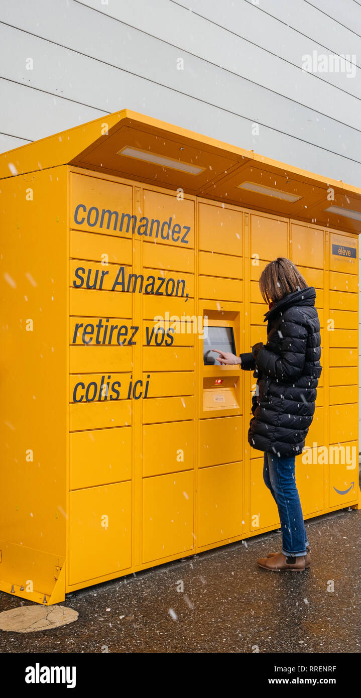 Strasbourg, France - Nov 8, 2018 : jeune femme française à l'aide d'Amazon  Locker la livraison de colis en libre-service près de la station service  supermarché Auchan Photo Stock - Alamy