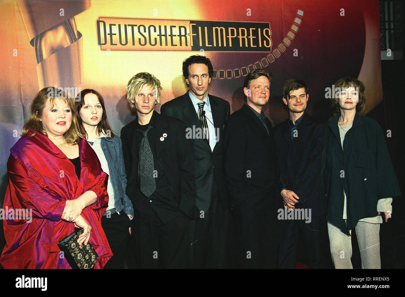 DEUTSCHER FILMPREIS 2001- Am 22. Juni wird in der Deutschen Staatsoper de Berlin zum 51. Mal der Deutsche Filmpreis' vergeben. Dann werden die Sieger der sieben bereits nominierten Kategorien gekürt. Fotov.l.n.r.:FRANZISKA TROEGNER nominiert als beste Nebendarstellerin 'Heidi M.', ANTJE WESTERMANN - beste Nebendarstellerin 'Gran Paradiso', ROBERT STADLOBER - bester Hauptdarsteller 'Crazy', JULIAN NIDA-RÜMLIN, Justus von DOHNANYI - bester Nebendarsteller 'Das Experiment', LARS RUDOLPH - bester Nebendarsteller "der Krieger und die Kaiserin", KATRIN SASS - beste Hauptdarstellerin 'Heidi M.' / Üb Banque D'Images
