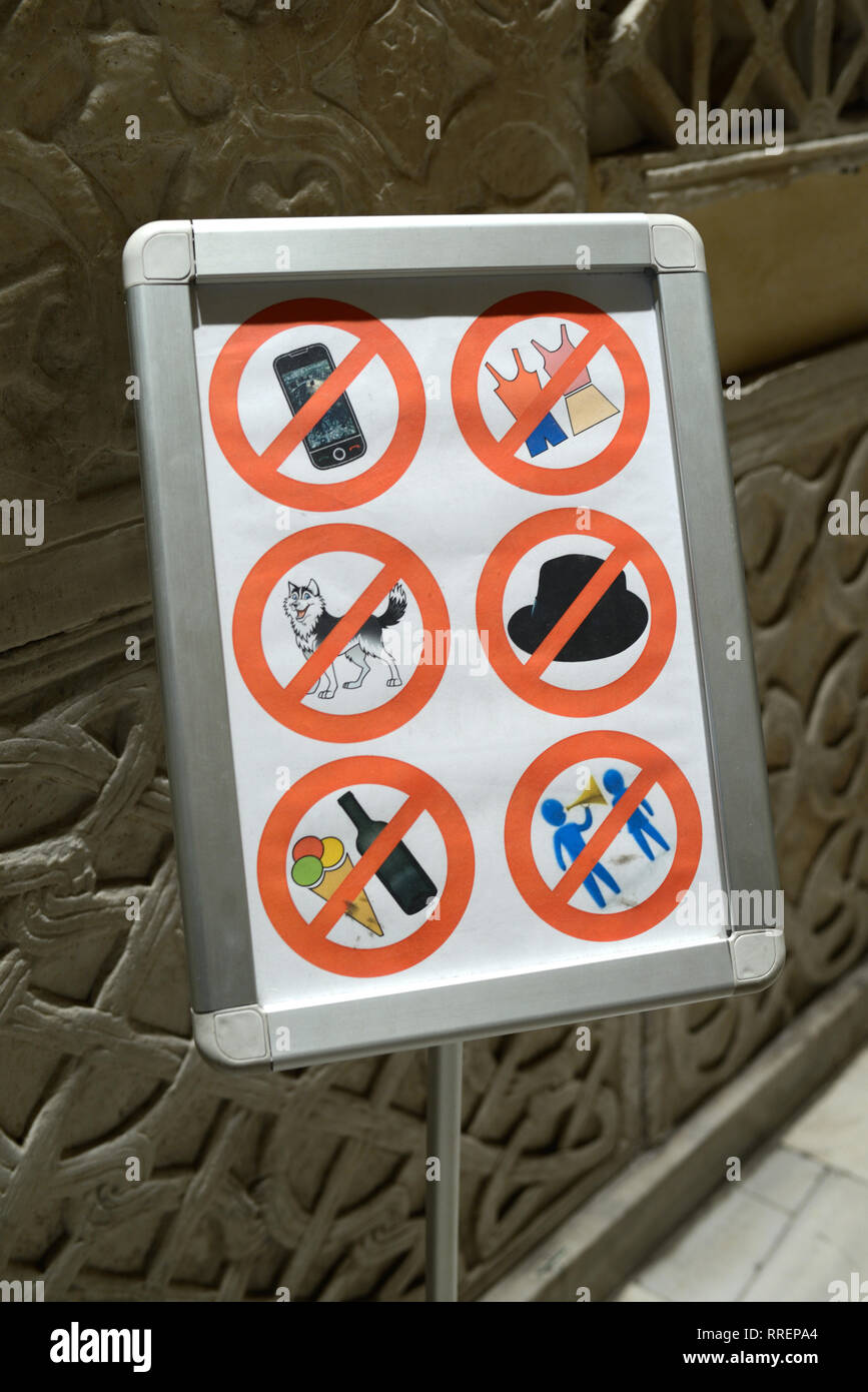 Signe interdit d'imposer un code vestimentaire et signe des restrictions limitant l'accès à l'Église ou Basilique de Santa Maria in Trastevere Rome Italie Banque D'Images