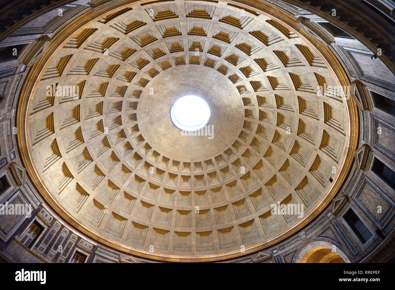 Plafond de l'intérieur, dôme dôme de béton coffrés ou le Panthéon, ancien temple romain (113-125MA) maintenant une église, Rome, Italie Banque D'Images